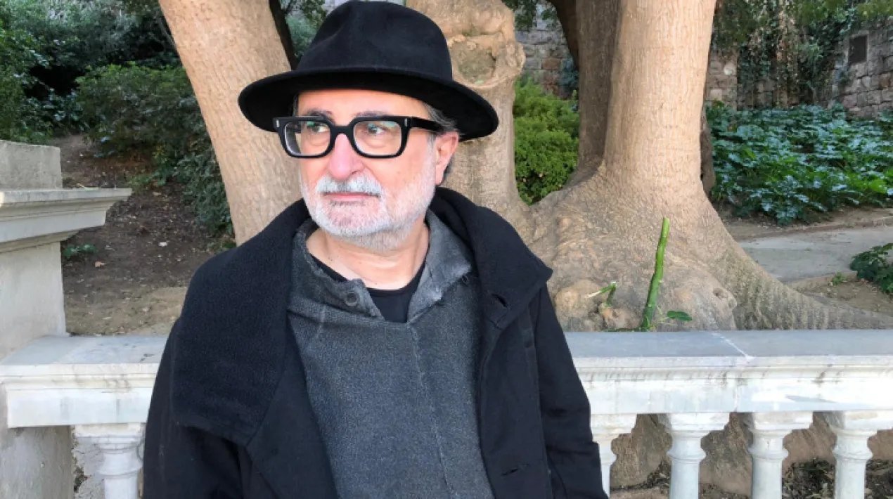 La proposta de Joan-Carles M&egrave;lich&nbsp; &eacute;s una invitaci&oacute; a enfrontar-se a les cru&iuml;lles del present des d&rsquo;un sentit que superi les solucions r&agrave;pides i impersonals de l&rsquo;imperi de la t&egrave;cnica. Aix&iacute;, en comptes d&rsquo;amagar les ferides, ens convida a explorar la dimensi&oacute; &egrave;tica de la nostra vida en relaci&oacute; amb els altres, atenent a la mutualitat, el sentiment de vergonya, el perd&oacute; i el reconeixement de tot all&ograve; compartit. Joan-Carles M&egrave;lich (Barcelona, 1961) &eacute;s doctor en Filosofia i Lletres per la Universitat Aut&ograve;noma de Barcelona. Actualment exerceix de professor titular de Filosofia de l&rsquo;Educaci&oacute; en aquesta mateixa universitat. Ha publicat, entre d&rsquo;altres, les obres&nbsp;Filosof&iacute;a de la finitud&nbsp;(2002),&nbsp;&Eacute;tica de la compasi&oacute;n&nbsp;(2010),&nbsp;L&oacute;gica de la crueldad&nbsp;(2014),La sabidur&iacute;a de lo incierto&nbsp;(Tusquets Editores, 2019) i La fragilidad del mundo (Tusquets Editores, 2021). Tota la informaci&oacute; del cicle a&nbsp;elprat.cat\dialegs.Veure m&eacute;s