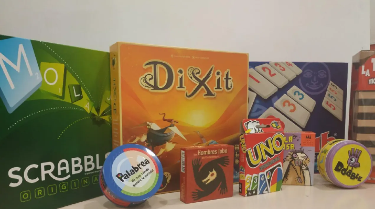 Dies de Nadal, fred, reunions familiars... Condicions ideals per jugar a&nbsp;jocs de taula.&nbsp; Al Centre C&iacute;vic Jardins de la Pau tenim nous jocs de taula (Dixit, Scrabble,&nbsp;Rummikub,&nbsp;Jenga, Dobble, Uno, Palabreja...),a m&eacute;s dels tradicionals jocs de cartes i domin&oacute;s. Vine a coneixe'ls!&nbsp;Tamb&eacute; pots portar de casa els teus jocs de taula favorits que vulguis compartir. Podr&agrave;s tastar i probar nous jocs i agafar idees per fer la carta&nbsp;al Reis Mags.&nbsp; Activitat pensada per a fam&iacute;lies i&nbsp;gent gran. Per compartir i intercanviar sabers.&nbsp;Veure m&eacute;s