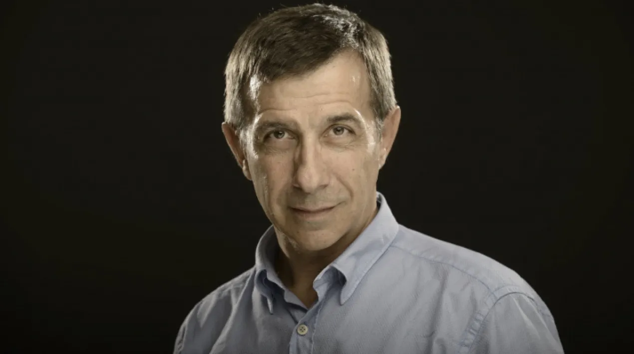 Estrany &eacute;s el poeta que no parli de la fragilitat de la condici&oacute; humana, tan ef&iacute;mera i plena de pors, solituds i incerteses... Un recorregut pels poemes m&eacute;s emotius de Miquel Desclot, Kirmen Uribe, Francesc Parcerisas, Josefa Contijoch, Emily Dickinson, Roc Casagran, Joan Margarit, entre moltes d&rsquo;altres. Recital a c&agrave;rrec de l'actor Jordi Boixaderas, acompanyat pel m&uacute;sic Miquel Jord&agrave;. M&eacute;s informaci&oacute; del Cicle M&uacute;sica i lletres aqu&iacute;. &nbsp; **Totes les activitats estan subjectes a la normativa vigent, sent susceptibles de ser modificades o cancel&middot;lades pel seu compliment.Veure m&eacute;s