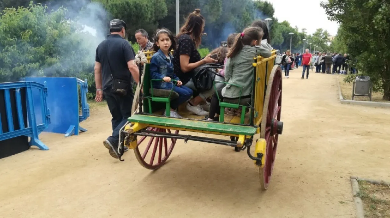 Programa: 10 h. Obertura Fira Comercial i a continuació animació infantil. 10:30 h. Passejada en ase i carro pel Parc a càrrec de l’Agrupació d’Amics del Burro de Prats de Lluçanès i Concurs de Caldereta. 11 h. Festival de música popular i jotes extremenyes. 13:30 h. Salutació autoritats. 14 h. Degustació de “Migas Extremeñas”. 16 h. Lliurament de premis concurs de caldereta. 16:30 h. Segona part Festival de música popular i jotes extremenyes i concert del grup “Los Sobraos”. 18 h. ClausuraVeure més