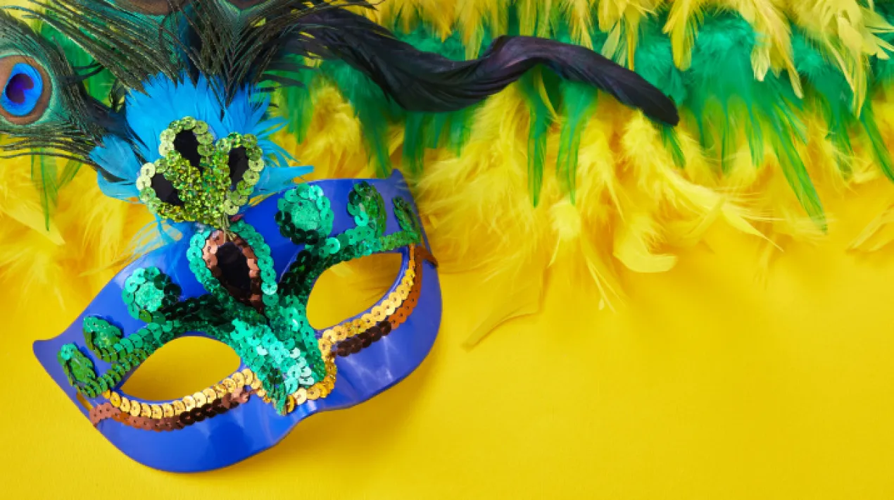 Activitat de Carnaval - Amb materials diferents, transformarem un antifa&ccedil; neutre en un de personalitzat per a la&nbsp;vostra disfressa.&nbsp; Les Tardes Joves s&oacute;n un espai de trobada als centres c&iacute;vics de la ciutat on els i les joves a partir de 12 anys podeu gaudir de jocs de taula, manualitats, cultura&nbsp;digital, cuina... I molt m&eacute;s! Nosaltres us proposarem algunes activitats per&ograve; volem sentir les vostres idees per poder construir aquestes tardes entre tots i&nbsp;totes.&nbsp; Les tardes joves es realitzen: Dimarts &ndash; C.C Jardins de la Pau Dimecres - C.C Palmira Dom&egrave;nech Dijous &ndash; C.C Sant Jordi-Ribera Baixa Divendres &ndash; El LloroVeure m&eacute;s