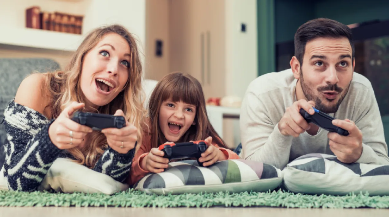 Un espai compartit per aprendre i gaudir de les possibilitats que té videojugar en família. Tens temps per jugar amb els teus infants? Passeu una estona divertida en família, al mateix temps que apreneu quins tipus de videojocs són els més encertats o conèixeu noves referències i altres tipus de videojocs! Una sessió de joc guiada per Lucas Ramada. Veure més