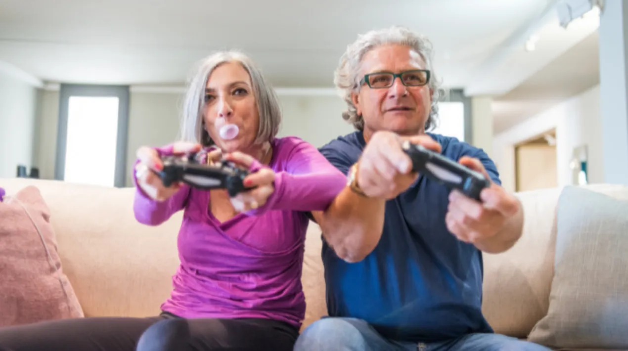 Vine Jardins de la Pau a videojugar en família! Passa una bona estona jugant i compartint, petits i grans, tot tipus d'aventures i jocs. Aprendrem a jugar a un munt de videojocs diferents. Pots venir amb els teus néts i nétes, nebodes i nebots, ens ho passarem molt bé jugant, sense que importi l'edat que tinguem!Veure més