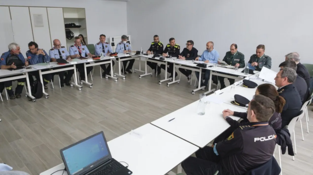  La seguretat ciutadana ha evolucionat favorablement respecte al context de prepandèmia al Prat de Llobregat. Així ho ha constatat aquest dimecres la Junta local de seguretat del Prat, que ha fet balanç dels indicadors en aquesta matèria de l’any 2021, comparativament amb els anys anteriors. Donada la situació d’excepcionalitat del 2020 a causa de la pandèmia sanitària i els contextos de confinament, les comparatives interanuals han tingut més en compte els resultats de l’any 2019, per posar-los en relació amb els de 2021.  La Junta està integrada per representats de l’Ajuntament i de la policia local i dels diferents cossos de seguretat que actuen al Prat de Llobregat, entre ells també els Mossos d’Esquadra, la Policia Nacional i la Guàrdia Civil. Per part de l’Ajuntament del Prat, hi ha assistit l’alcalde del Prat, Lluís Mijoler, el tinent d’alcalde i regidor de la policia local, David Vicioso, i l’inspector en cap de la policia local, Rafael Pino. La Junta s’ha celebrat a la seu de Fundesplai al Prat. El resum de seguretat de 2021, que engloba tant les dades dels Mossos d’Esquadra com de la Policia local, repassa diferents àmbits d’actuació dels cossos de seguretat. Pel que fa a l’àrea de seguretat ciutadana, cal destacar la disminució d’un 12,2%  del nombre de detencions per infraccions penals, que han passat de 395 a 347 entre 2019 i 2021. Pel que fa al nombre de delictes, també ha disminuït d’un 28,6% entre 2019 i 2021. Mentre que fa dos anys, en el context de prepandèmia, se’n van produir 5.709, aquesta xifra ha baixat fins als 4.076 el 2021. La tipologia més habitual de delictes són aquells que es fan contra el patrimoni, categoria que representa més del 80% durant el 2021. Entre 2019 i 2021, aquest grup específic de delictes ha baixat per sobre de la mitjana, d’un 33,1%. Dins dels delictes contra el patrimoni, la majoria són furts (44%),estafes (18,1%) i delictes de danys (15,1%),mentre que la resta són majoritàriament robatoris.  També cal destacar la disminució de delictes contra la segureta viària, d’un 5,7% en aquest mateix període. Així mateix, la memòria de 2021 mostra com la coordinació dels cossos policials, especialment entre la policia local i els Mossos d’Esquadra, ha contribuït a la baixa dels robatoris amb força. Concretament, han baixat del 48,3% en els darrers dos anys, dels 882 de 2019 als 456 de 2021. S’han reduït especialment els robatoris amb força als domicilis (-57,4%) i a l’interior de vehicles (-49,5%). Una altra de les dades que mostra la memòria és la baixada dels robatoris que es produeixen amb violència i intimidació, d’un 12,4% en els darrers dos anys (de 177 a 155).   Així mateix, han baixat els incidents registrats pels cossos policials pel que fa a la seguretat ciutadana. Si el 2019 se’n van produir 5.849, el 2021 han passat a 4.950 (-15,4%). Es tracta d’incidents relacionats amb motius diversos i alguns dels més recurrents tenen a veure amb persones que causen situacions d’inseguretat, furts, discussions verbals o conflictes familiars. A partir de l’avaluació de les dades de 2021, la Junta de seguretat local s’ha fixat, entre els seus principals objectius a partir d’ara,  continuar aprofundint en la col·laboració entre cossos policials per seguir millorant en aquesta matèria. Especialment, reforçaran la seva col·laboració per reduir els robatoris a l’interior de domicilis i vehicles i també les plantacions il·legals de marihuana. En aquest sentit, cal destacar que la coordinació de la Policia local amb els Mossos d’Esquadra s’ha traduït recentment en operatius efectius per desmantellar grups criminals dedicats al tràfic de drogues. Concretament, el passat mes de març es va desarticular al Prat un dels principals grups que distribuïa esqueixos de marihuana per tota l’àrea metropolitana (amb la intervenció de 425 plantes i 8.016 esqueixos). A més dels representants de l’Ajuntament i la Policia local del Prat, a la junta hi ha assistit, per part dels Mossos d’Esquadra, Eduard Martínez, sotsinspector de l'Àrea Bàsica Policial del Prat; Jordi Xirinachs, cap de l'Àrea de Seguretat Aeroportuària; i  Jordi Collante, sotsinspector de l'Àrea de Seguretat Aeroportuària. Els representants de la Policia Nacional han estat Fernando Agoiz, comissari cap del Servei Operatiu de l’Aeroport; Ramon Subias, comissari en cap de la Comissaria de Cornellà i Baix Llobregat; i Eduardo Gotrerris, inspector en cap de la Brigada Local de Policia Judicial de la Comissaria de Cornellà i Baix Llobregat. De la Guàrdia Civil, hi ha pres part Aureliano Abellán, tinent coronel de la Companyia Fiscal de la Guardia Civil de l’Aeroport; i Juan Carlos Pérez, capità de la Comandància de Vilanova i la Geltrú. Resum d’activitats de la Policia local de 2021 A més de les dades anteriors (que engloben l’actuació de Mossos i Policia local),el resum d’activitats específic de la policia local del Prat de 2021 recull també d’altres indicadors que mostren la millora de la seguretat al Prat. Per exemple, les denúncies presentades a la Policia local han baixat d’un 48,81% entre 2019 i 2021, passant de 922 a 472 en aquest. Així mateix, segons la memòria de la policia local de 2021, el nombre d’accidents de trànsit a la ciutat també ha anat a la baixa (-48,83%) els dos darrers anys (va ser de 495 l’any 2019, de 319 el 2020 i de 278 el 2021).  Les denúncies vinculades a la circulació viària rebudes per la policia local van ser de 9.598 el primer any, 8.929 el segon i de 7.506 el tercer, disminuint globalment d’un 21,06% entre 2019 i 2021. Finalment, la memòria indica un augment de les infraccions per incivisme, que han passat de 323 a 539 de 2019 a 2021 (van ser 460 el 2020).  Els motius més habituals d’infraccions per incivisme són no respectar el descans veïnal, les conductes irrespectuoses envers els agents, orinar al carrer o alterar l’ordre públic. Davant de l’augment d’infraccions d’aquest tipus, la policia local seguirà aprofundint en la prevenció d’aquest tipus de conductes incíviques, conjuntament amb el Servei de Bon Veïnatge i Convivència de la ciutat. Més de 9.300 trucades de la ciutadania i més de 700 avisos rebuts a través de l’APP de seguretat ciutadana, atesos per la policia local el 2021 Actualment, la plantilla de la policia local està formada per 116 treballadors i treballadores. Fins a un centenar són policies i la resta personal administratiu o operadors del CECOP (Centre de Coordinació Operativa) del cos. Des d’aquest centre de coordinació, es van rebre i atendre durant el 2021 més de 9.300 trucades de persones que es posen en contacte amb la policia local per comunicar diferents necessitats o incidències, un volum similar als anys anteriors. El temps de resposta de la policia local davant de les notificacions que requereixen la seva situació també es va mantenir en 8 minuts de mitjana. També cal destacar el creixement dels avisos que arriben a través de l’APP de seguretat ciutadana, que l’any 2021 van arribar a 726, front als  637 de 2019.Veure més