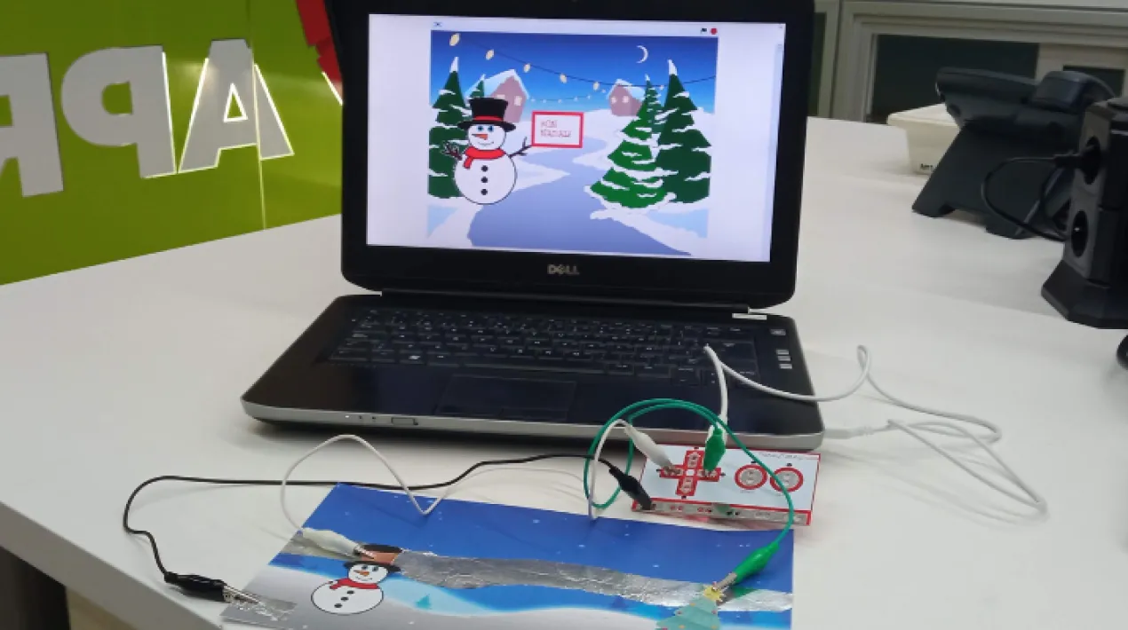 El&nbsp;Klub Infantil Tecnol&ograve;gic&nbsp;(KIT)&nbsp;&eacute;s un cicle d'activitats per experimentar amb la&nbsp;cultura digital&nbsp;i la&nbsp;tecnologia&nbsp;de forma divertida i creativa. En aquesta proposta de&nbsp;rob&ograve;tica educativa les fam&iacute;lies crearan la seva pr&ograve;pia postal nadalenca amb materials reciclats i conductors. Amb les plaques Makey-Makey donarem corrent als diferents elements que l&rsquo;integren i amb l&rsquo;ajuda del programa Scratch, aconseguirem que la nostra postal prengui vida donant-li alegria, so i moviment! Una postal amb molta canya! A c&agrave;rrec d'Aprentik. Activitat familiar gratu&iuml;ta, dirigida a infants de 8 a 12 anys.&nbsp; Protocol d'usos de l'espai: Aforament limitat &Uacute;s de mascareta obligatori dins l'equipament Rentat de mans amb el gel hidroalc&ograve;lic que es troba a l'entrada de l'equipament Seguir en tot moment les indicacions de l'equip del Centre Veure m&eacute;s