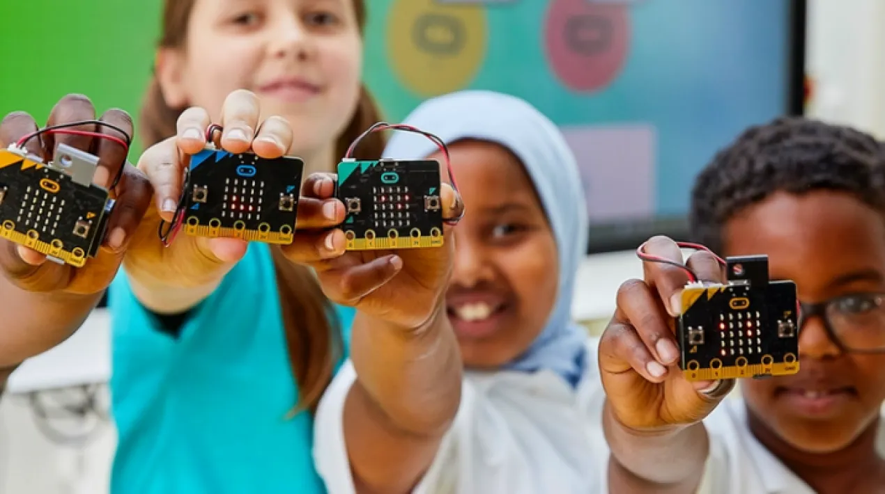 El Klub Infantil Tecnològic (KIT) és un cicle d'activitats per experimentar amb la cultura digital i la tecnologia de forma divertida i creativa. En aquesta proposta us podreu apropar als micro:bits amb les Young IT Girls! Amb una petita placa que podreu programar amb Scratch, aprendreu a utilitzar l'antena d'aquesta placa per a poder enviar el nostre propi codi morse, i així enviar missatges als vostres amics i amigues. Protocol d'usos de l'espai: Aforament limitat Ús de mascareta obligatori dins l'equipament Rentat de mans amb el gel hidroalcohòlic que es troba a l'entrada de l'equipament Seguir en tot moment les indicacions de l'equip del Centre Veure més