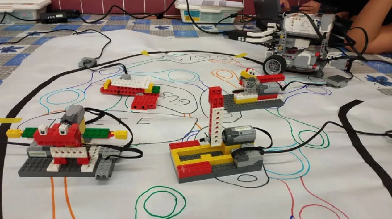 El Klub Infantil Tecnològic (KIT) és un cicle d'activitats per experimentar amb la cultura digital i la tecnologia de forma divertida i creativa. Amb aquesta activitat, treballarem l’empatia amb les persones amb diversitat funcional que poden veure en algun moment de la seva vida alguna limitació en el seu dia a dia i farem ús de la tecnologia per intentar cobrir-les, a través de l'experientació amb robòtica educativa. Activitat gratuïta dirigida a infants de 8 a 12 anys.  Protocol d'usos de l'espai: Aforament limitat Ús de mascareta obligatori dins l'equipament Rentat de mans amb el gel hidroalcòlic que es troba a l'entrada de l'equipament Seguir en tot moment les indicacions de l'equip del Centre  Veure més