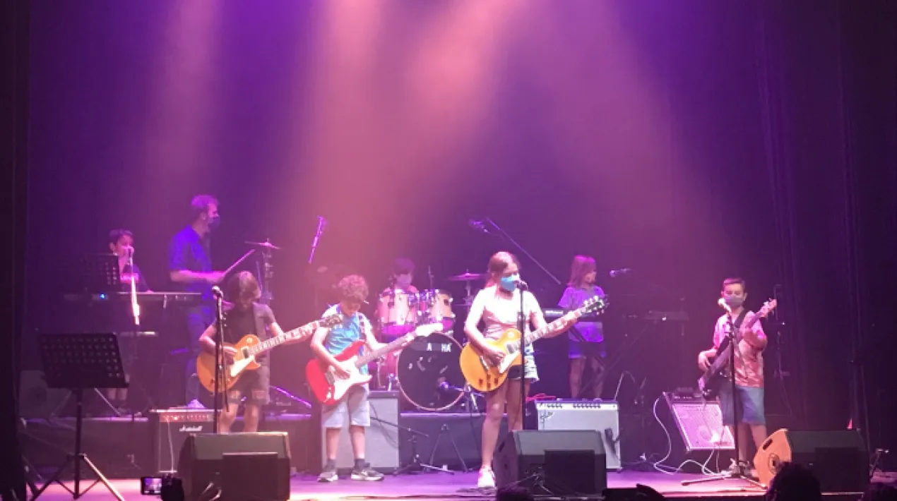 L'Escola Sona és la vostra oportunitat per veure l'avanç dels combos de L'Escola d'Arts en Viu. Els combos són les agrupacions d'alumnes a semblança d'un grup de música estàndard, bateria, guitarra, baix, tecles, veus, vents, etc. En aquesta sessió, concert triple de L'Escola Sona amb la participació de tots els combos. Us hi esperem! Veure més