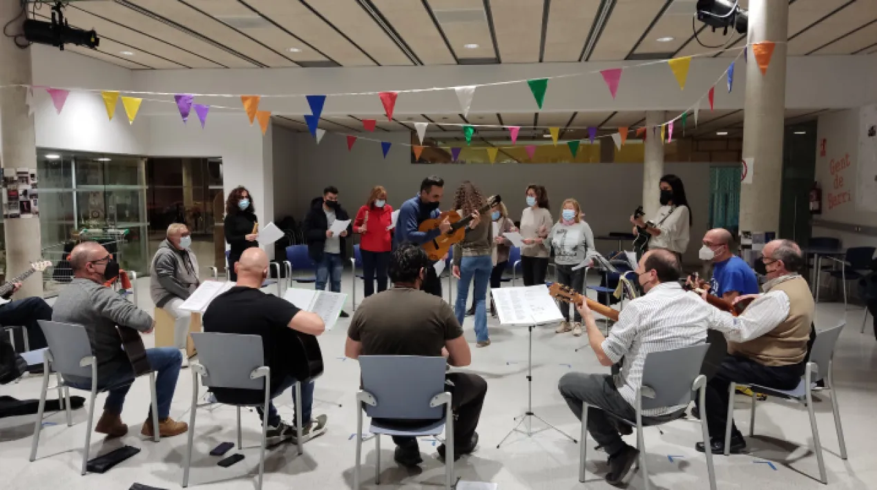 Al Centre C&iacute;vic Sant Jordi-Ribera Baixa compartim la m&uacute;sica cada dimecres&nbsp;a&nbsp;L&rsquo;Orquestra de Barri!&nbsp; Es tracta d'un espai comunitari i intergeneracional, on gaudir de la pr&agrave;ctica musical en grup. No cal tenir coneixements previs, ja que tothom pot fer m&uacute;sica o sumar-s&rsquo;hi amb les seves aportacions. Si tens un instrument i el saps tocar, no dubtis en portar-lo! L&rsquo;Orquestra de Barri &eacute;s un lloc on cr&eacute;ixer de manera personal i col&middot;lectiva, on interaccionar i conviure entre el ve&iuml;nat, esdevenint una eina per a la transformaci&oacute; social a trav&eacute;s de cultura. Aquesta &eacute;s una iniciativa nascuda del treball compartit entre el Centre C&iacute;vic, l&rsquo;Escola d&rsquo;Arts en Viu, el Pla d&rsquo;Actuaci&oacute; de Sant Cosme, Serveis Socials i persones del territori (entre molts altres).Veure m&eacute;s