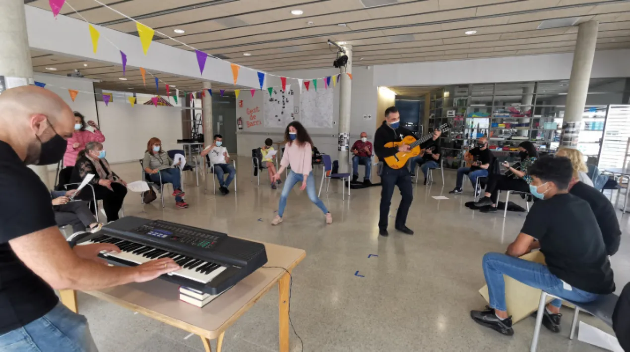 Al Centre Cívic Sant Jordi-Ribera Baixa compartim la música cada dimecres a L’Orquestra de Barri!  Es tracta d'un espai comunitari i intergeneracional, on gaudir de la pràctica musical en grup. No cal tenir coneixements previs, ja que tothom pot fer música o sumar-s’hi amb les seves aportacions. Si tens un instrument i el saps tocar, no dubtis en portar-lo! L’Orquestra de Barri és un lloc on créixer de manera personal i col·lectiva, on interaccionar i conviure entre el veïnat, esdevenint una eina per a la transformació social a través de cultura. Aquesta és una iniciativa nascuda del treball compartit entre el Centre Cívic, l’Escola d’Arts en Viu, el Pla d’Actuació de Sant Cosme, Serveis Socials i persones del territori (entre molts altres).Veure més