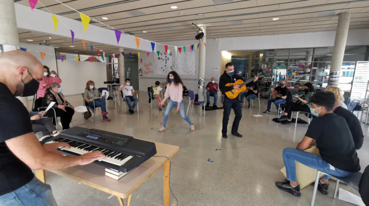 Al Centre Cívic Sant Jordi-Ribera Baixa compartim la música cada dimecres a L’Orquestra de Barri!  Es tracta d'un espai comunitari i intergeneracional, on gaudir de la pràctica musical en grup. No cal tenir coneixements previs, ja que tothom pot fer música o sumar-s’hi amb les seves aportacions. Si tens un instrument i el saps tocar, no dubtis en portar-lo! L’Orquestra de Barri és un lloc on créixer de manera personal i col·lectiva, on interaccionar i conviure entre el veïnat, esdevenint una eina per a la transformació social a través de cultura. Aquesta és una iniciativa nascuda del treball compartit entre el Centre Cívic, l’Escola d’Arts en Viu, el Pla d’Actuació de Sant Cosme, Serveis Socials i persones del territori (entre molts altres).Veure més