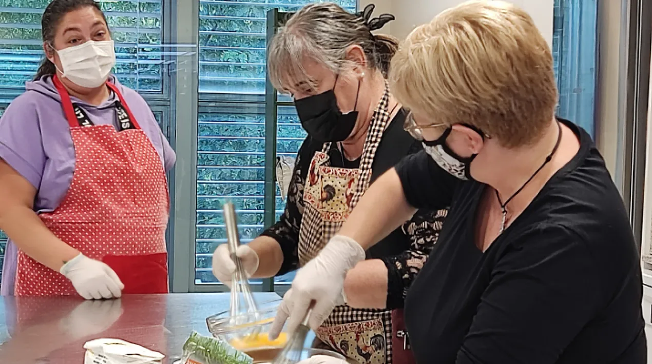 'La Cocina de mi Vecina' és un espai de trobada, que s'inicia el 2019, per intercanviar receptes i compartir sabers gastronòmics entre veïnes i veïns dels barris que envolten el Centre Cívic, i enfortir les relacions veïnals. Aquest mes, s'ha tornat a posar en marxa en format presencial a La Cuina del Ribera! Alguns i algunes participants de la primera edició del projecte han entomat l'autogestió de les trobades, i busquen noves incorporacions que tinguin ganes de participar de l'organització de les sessions, i el més important: gaudir de cuinar les receptes que es proposin entre tots i totes en bona companyia.  Si sou veïns i veïnes dels barris Sant Jordi –Ribera Baixa i Sant Cosme i esteu interessades a participar en la proposta, poseu-vos en contacte amb nosaltres al correu ccriberabaixa@elprat.cat o al telèfon 93 374 15 80.Veure més