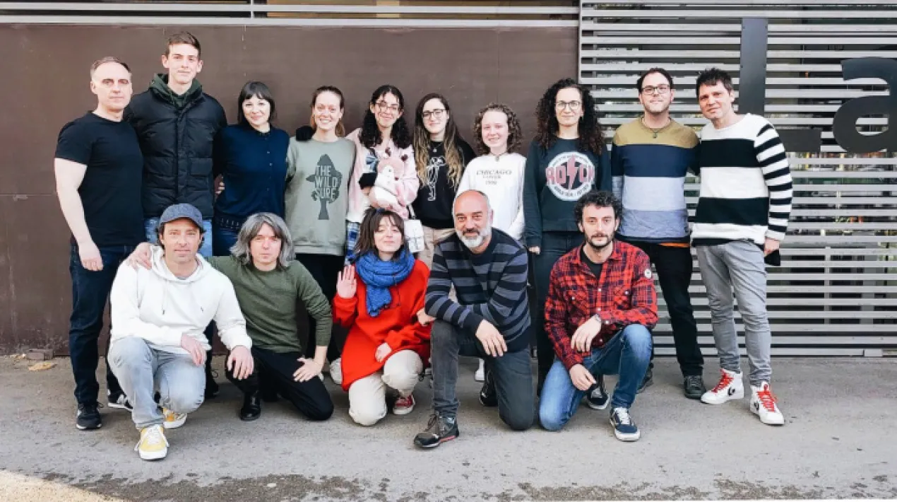 Un any més, arriba l’#Almeuritme per celebrar el dia de la música a la ciutat amb la seva dotzena edició, amb el mateix anhel que el va fer néixer l’any 2011: reunir a persones de la nostra ciutat al voltant d’un nexe comú i compartit, la Música, una activitat rica i plural que és indissociable de l’entorn on es desenvolupa, en aquest cas la ciutat del Prat. En l’edició d’enguany i seguint la fórmula de les últimes edicions, 12 músics de la ciutat - de totes les edats i nivells - han viscut una experiència creativa i enriquidora al costat de Alondra Bentley, amb qui han compartit diversos assajos a les aules de La Capsa, la gravació de l'arranjament a l'estudi de so i les jornades del rodatge del videoclip resultant.  Temps, diners, plans vitals... de tot això parla Si Tuviera. De com la vida que imaginem queda bastant lluny de la realitat. Haver de deixar de fer el que de veritat ens agrada i ens omple, no aconseguir estalviar per a tenir la nostra pròpia casa, somiar a tenir un jardí, un hort, poder dedicar temps a aprendre coses noves i viure un estil de vida tranquil, sostenible i enriquidor. Us hi esperem per celebrar la música!   Veure més