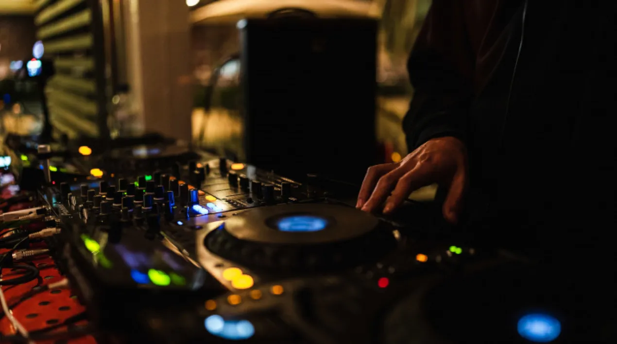 Andami és un cicle de propostes de música electrònica que apropa els millors deejays i productors de l'escena catalana al Prat de Llobregat. Durant la temporada hivern-primavera, acollirem aquest cicle un diumenge al mes al Bar de La Capsa.  Veure més