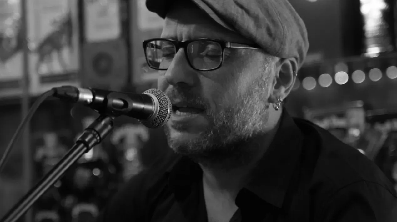 Pepo López, guitarrista conegut per formar part de La Cabra Mecánica o de la banda de Quique González, presenta el seu tercer disc 