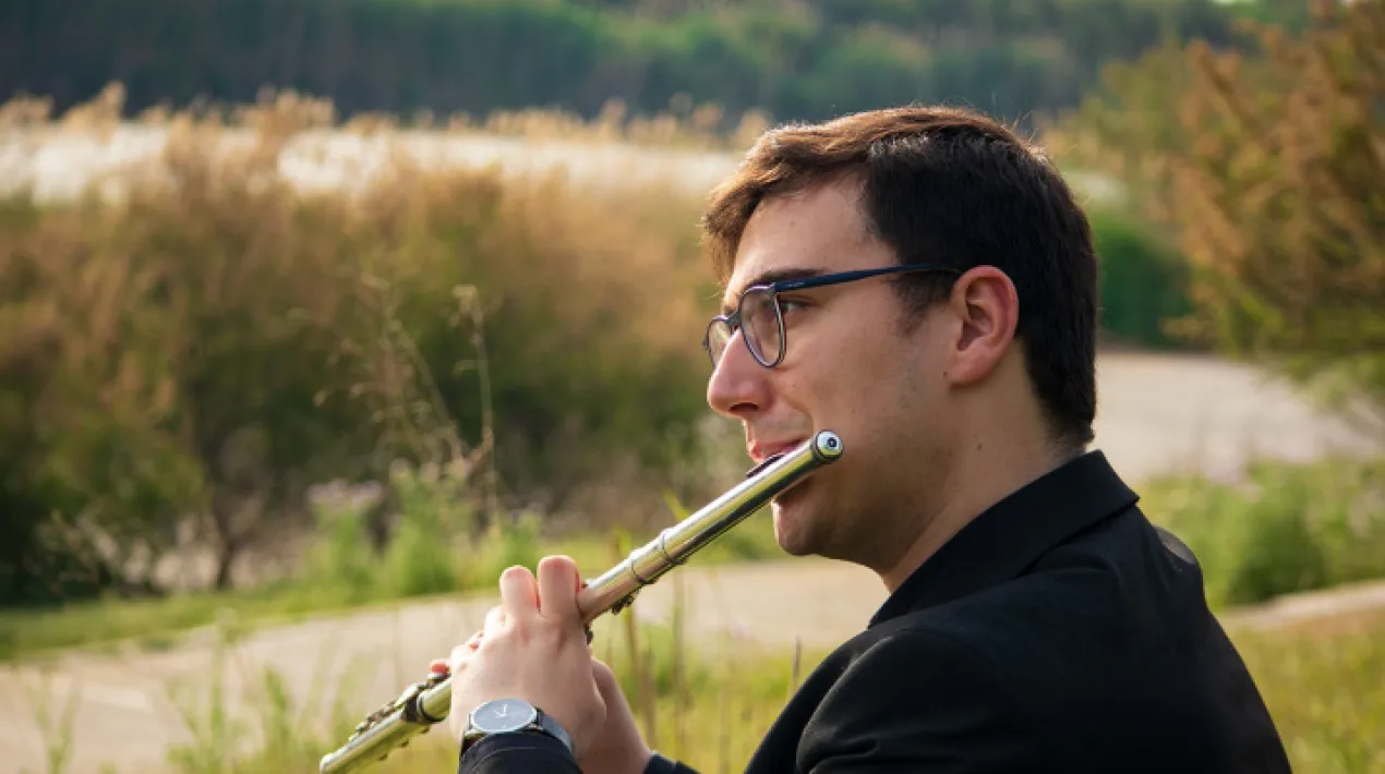Airam Dionis, estudiant d’últim curs de flauta travessera al Conservatori Liceu, oferirà el seu concert de final de grau en el marc del dispositiu d’acompanyament per a estudiants pratencs d’Arts en Viu que realitzen el seu TFG. Aquest tipus de concert té com a objectiu avaluar les capacitats que l’alumne ha adquirit durant els anys d’estudis per poder començar la seva nova etapa ja com a músic professional. En aquest concert trobaràs un flautista que farà de fil conductor de la seva història al llarg dels quatre anys del superior de música. En aquesta història, no només ha evolucionat ell com a persona sinó que també ha evolucionat la seva tècnica interpretativa, arribant a explorar les tècniques més contemporànies. Intèrprets Airam Dionis, Flauta travessera. Maria Alonso, Piano. Programa Fantasia per flauta sola, G.P. Telemann (1732-33) Tres romanzas per flauta sola y piano, Robert Schumann (1849) Réflexion III per flauta i electrònicac Mario Moya (2022) Sonata per piano i flauta, César Frank (1886)Veure més