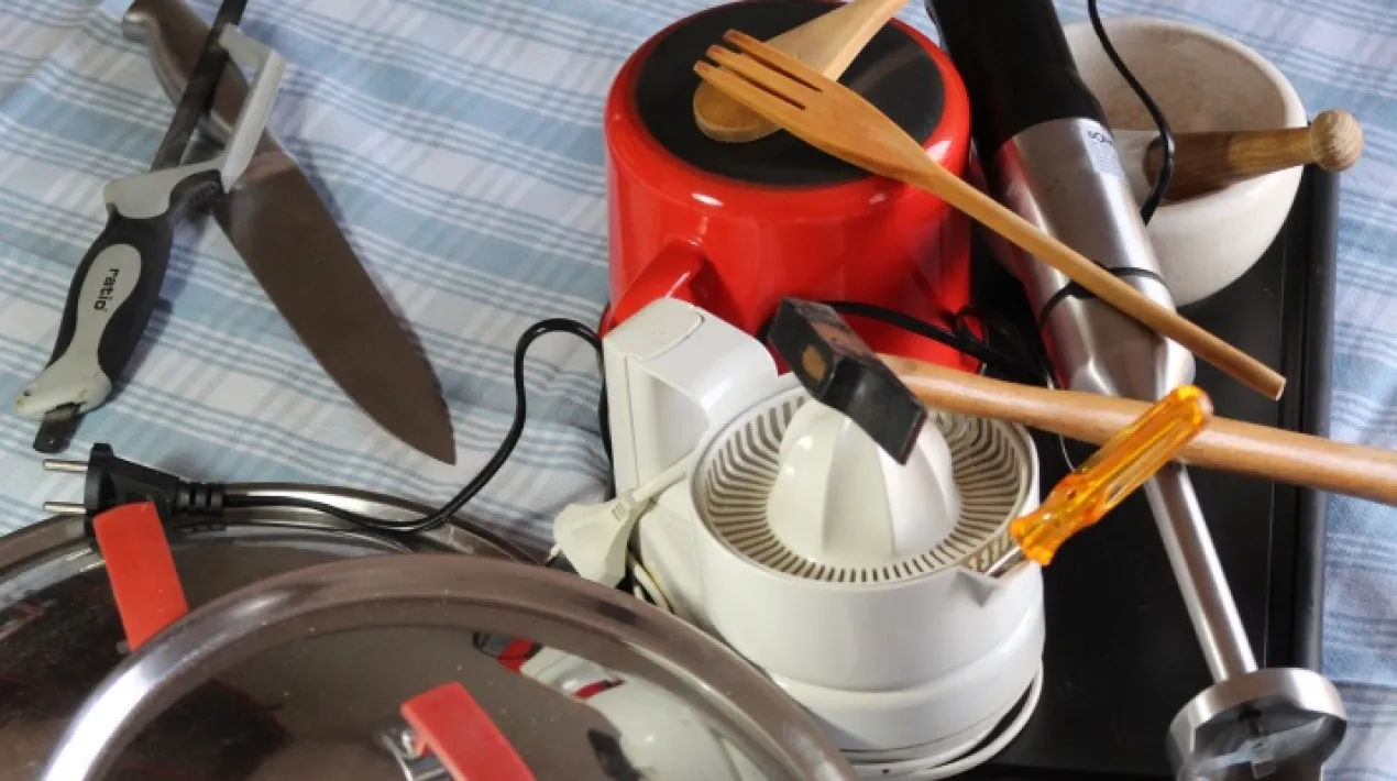 Soroll Soroll &eacute;s una obra de creaci&oacute; pr&ograve;pia. Basada en fets reals. Posa sobre la taula el tema de la contaminaci&oacute; ac&uacute;stica. Quines s&oacute;n les repercussions del soroll que envaeix les nostres vides. Tres dones jubilades des d&rsquo;un plat&oacute; de televisi&oacute; fan un programa de cuina. Les receptes tenen com ingredient principal, el soroll. Volen innovar les receptes tradicionals. Amb el lema &ldquo;nom&eacute;s cal mirar i escoltar al teu volten&rdquo; creen noves receptes que ofereixen tastar al p&uacute;blic. Per&ograve; el programa de TV es veu interromput per una pand&egrave;mia a nivell mundial. I les seves vides es veuen afectades. Soroll &eacute;s una cr&iacute;tica social, amb un toc d&rsquo;humor, que posa de manifest fins a quin punt el soroll est&agrave; interioritzat i no ens adonem que ens porta a la mort, a la manca de comunicaci&oacute;, a l&rsquo;agressivitat i a l&rsquo;a&iuml;llament social. Direcci&oacute; Mar&iacute;a Jos&eacute; Ib&aacute;&ntilde;ez Interpretaci&oacute; Carmen Ib&aacute;&ntilde;ez, Leni Ortiz, L&iacute;dia Fortuny i M&ograve;nica Garc&iacute;a Callao &nbsp; &nbsp;Veure m&eacute;s