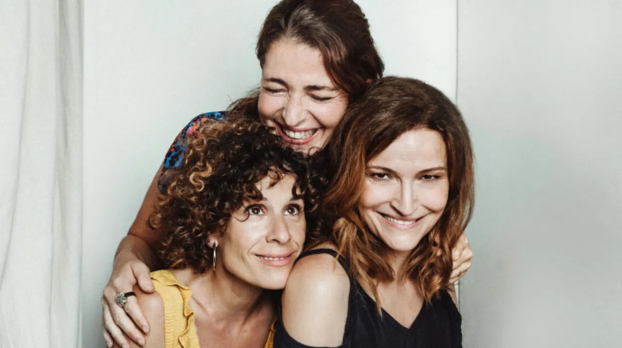 Les irresponsables De Javier Daulte, dirigit per S&iacute;lvia Munt La N&uacute;ria, la Lila i la Fabi es disposen a passar un cap de setmana juntes, fora de la ciutat. La Lila surt d'una separaci&oacute; traum&agrave;tica i les amigues la volen ajudar, per&ograve; la cosa es complica i les tres dones es veuen arrossegades per un corrent d'emocions a flor de pell que les convertir&agrave;, sense elles voler-ho, en unes aut&egrave;ntiques irresponsables. Un seguit de circumst&agrave;ncies converteixen un cap de setmana normal en una obra de teatre hilarant escrita per l'argent&iacute; Javier Daulte i sota la direcci&oacute; de S&iacute;lvia Munt. Una com&egrave;dia d'embolics, un cap de setmana amb les amigues on la situaci&oacute; escala minut a minut. Qu&egrave; passaria si, un dia, de cop, comenc&eacute;ssim a dur a terme tot el que ens passa pel cap? Quins s&oacute;n els l&iacute;mits del que est&agrave; ben fet i el que est&agrave; mal fet?Veure m&eacute;s