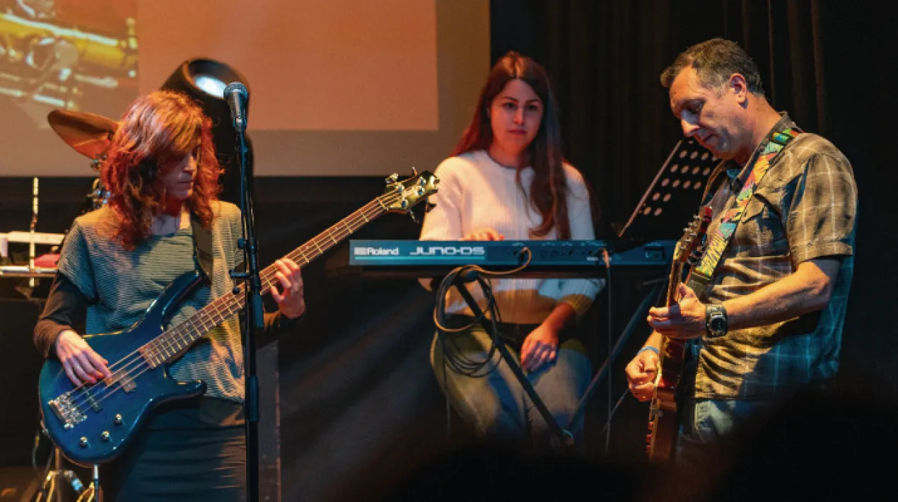 L'Escola Sona &eacute;s la vostra oportunitat per veure l'avan&ccedil; dels combos de L'Escola d'Arts en Viu. Els combos s&oacute;n les agrupacions d'alumnes a semblan&ccedil;a d'un grup de m&uacute;sica est&agrave;ndard, bateria, guitarra, baix, tecles, veus, vents, etc. Us hi esperem!Veure m&eacute;s