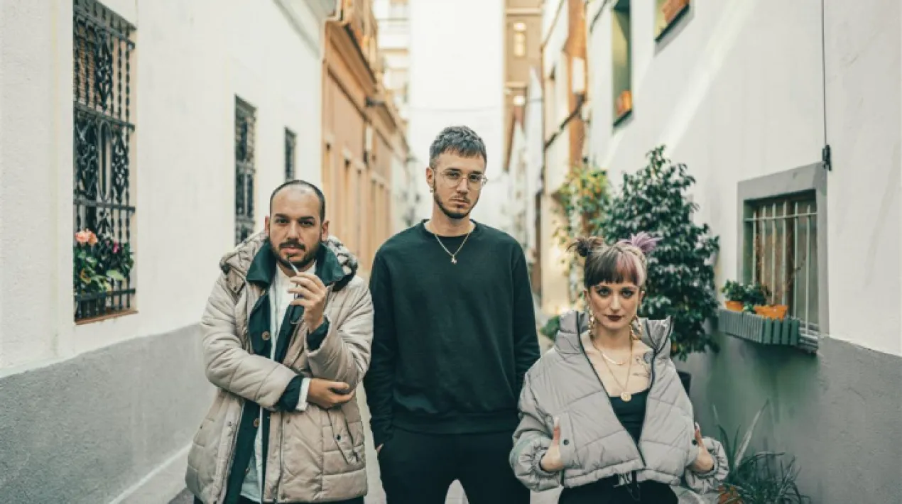 Si 2021 va ser un any trepidant per Lildami arran de la publicaci&oacute; del seu segon disc d&rsquo;estudi&nbsp;Viatge en espiral&nbsp;i amb una gira que el va portar a tocar a m&eacute;s de 50 escenaris, aquest 2022 segueix amb l&rsquo;energia&nbsp;imparabla&nbsp;que el caracteritza. Es troba immers en la publicaci&oacute; de la mixtape&nbsp;Cal Dami&agrave;, que compta amb col&middot;laboracions com Huntza, Kickbombo, Xavibo o Sr. Chen, i el 5 de febrer comen&ccedil;a una nova gira a La Capsa on presentar&agrave; les seves noves produccions, a m&eacute;s de fer un rep&agrave;s pels hits de&nbsp;Viatge en espiral&nbsp;i&nbsp;Flors mentre visqui.&nbsp; Amb missatges allunyats de les drogues i el sexisme i una traject&ograve;ria intensa, Lildami s&rsquo;ha convertit en el portaveu de la m&uacute;sica urbana cantada en catal&agrave;. &Eacute;s l&rsquo;&uacute;nic artista de l&rsquo;escena que ha guanyat el Premi Cerver&iacute; a Millor lletra (2019) i dos anys consecutius el Premi Enderrock a Millor artista de hip-hop i de m&uacute;siques urbanes. A m&eacute;s del seu projecte musical, Lildami tamb&eacute; ser&agrave; el promotor del Maleducats, el primer festival internacional de m&uacute;sica urbana de Catalunya. Lildami - Veu Emotional Goku - Veu Sr. Chen &ndash; DJVeure m&eacute;s