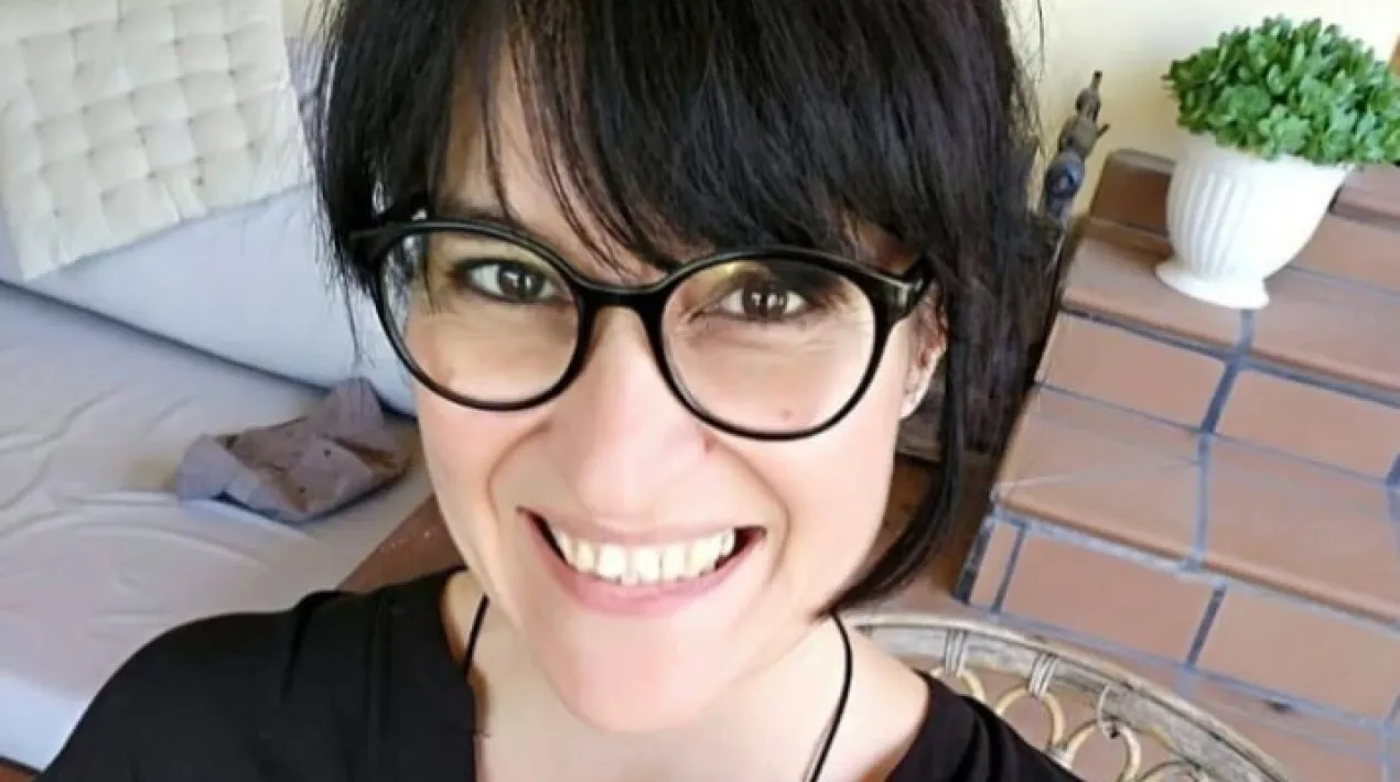 Amb Liliana Navarrete Fa, educadora emocional. Aquest curs consta de tres sessions (16, 23 i 30 de maig). És necessari assistir els tres dies. Inscripcions (PLACES LIMITADES): presencials al Centre de Promoció Social Francesc Palau, o per telèfon al 93 379 36 31. La gimnàstica emocional és un tipus d'entrenament en COMPETÈNCIES EMOCIONALS (consciència, regulació i autonomia emocionals, competències socioemocionals i habilitats per a la vida i el benestar) on es poden treballar temes relacionats amb el creixement personal des d'una metodologia basada en la PARTICIPACIÓ ACTIVA i amb recursos com el joc, la música, el teatre, la reflexió i el debat, el riure, la meditació, l'atenció plena... En la frase 