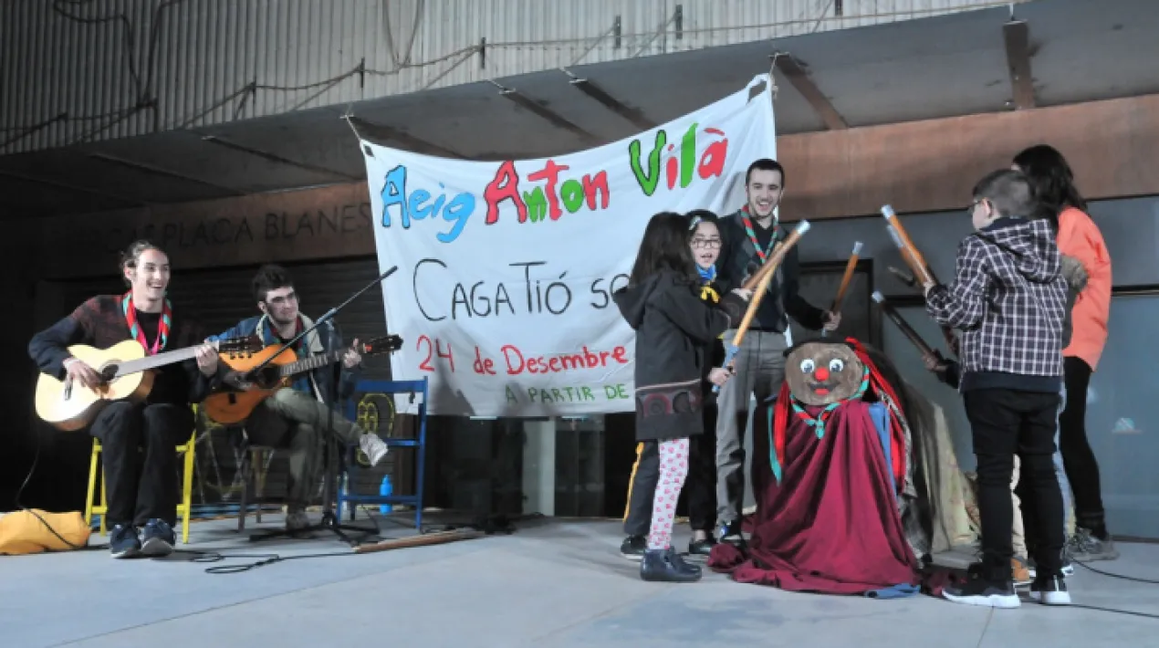 El 24 de desembre farem cagar el ti&oacute; junts i juntes a la pla&ccedil;a Blanes! No et quedis sense el teu regal! L&rsquo;activitat est&agrave; organitzada per l&rsquo;entitat AEiG Anton Vil&agrave;, de forma volunt&agrave;ria.Veure m&eacute;s