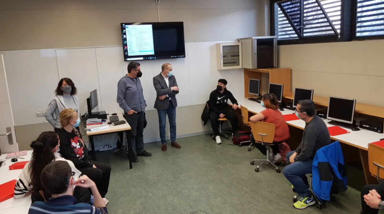  Al Centre de Promoció Econòmica de l'Ajuntament del Prat, es va iniciar el passat  dilluns 28 de març, en format presencial, la segona acció formativa del Programa Treball, Talent i Tecnologia (TTT) de la Diputació de Barcelona. En el marc del projecte “Logística 4.0: generant un ecosistema d’innovació”, l’Ajuntament del Prat de Llobregat ha posat en marxa una línia d’accions formatives amb l’objectiu de garantir la millora competencial de les persones en cerca d’ocupació en la cadena de valor de la logística, repercutir en el coneixement de la tecnologia com a element diferencial en l’àmbit professional de la logística i apropar a les persones participants a l’ús de les tecnologies 4.0 en els seus llocs de treball. Durant les 125 h de la formació “Connecta amb la logística 4.0”, s’oferiran continguts relacionats amb la introducció a la transformació tecnològica del sector i l’ús dels dispositius digitals en els processos d’emmagatzematge i distribució, juntament amb la transmissió de coneixements i competències per a l’ús d’eines digitals i tecnològiques en les ocupacions del magatzem logístic i la distribució. Els processos d’emmagatzematge i distribució tenen un pes dins de l’àmbit logístic cada vegada més gran i han esdevingut fonamentals en un mercat laboral 100% globalitzat i han garantit un flux constant d'informació i mercaderies en la cadena de subministrament. Per a totes les persones que puguin estar interessades en la recerca de feina en l’àmbit  de la logística,  el programa TTT posa a la seva disposició el servei d’orientació i acompanyament específic durant tot l’any. Podeu trobar més informació del projecte i les accions formatives del programa aquí. Veure més