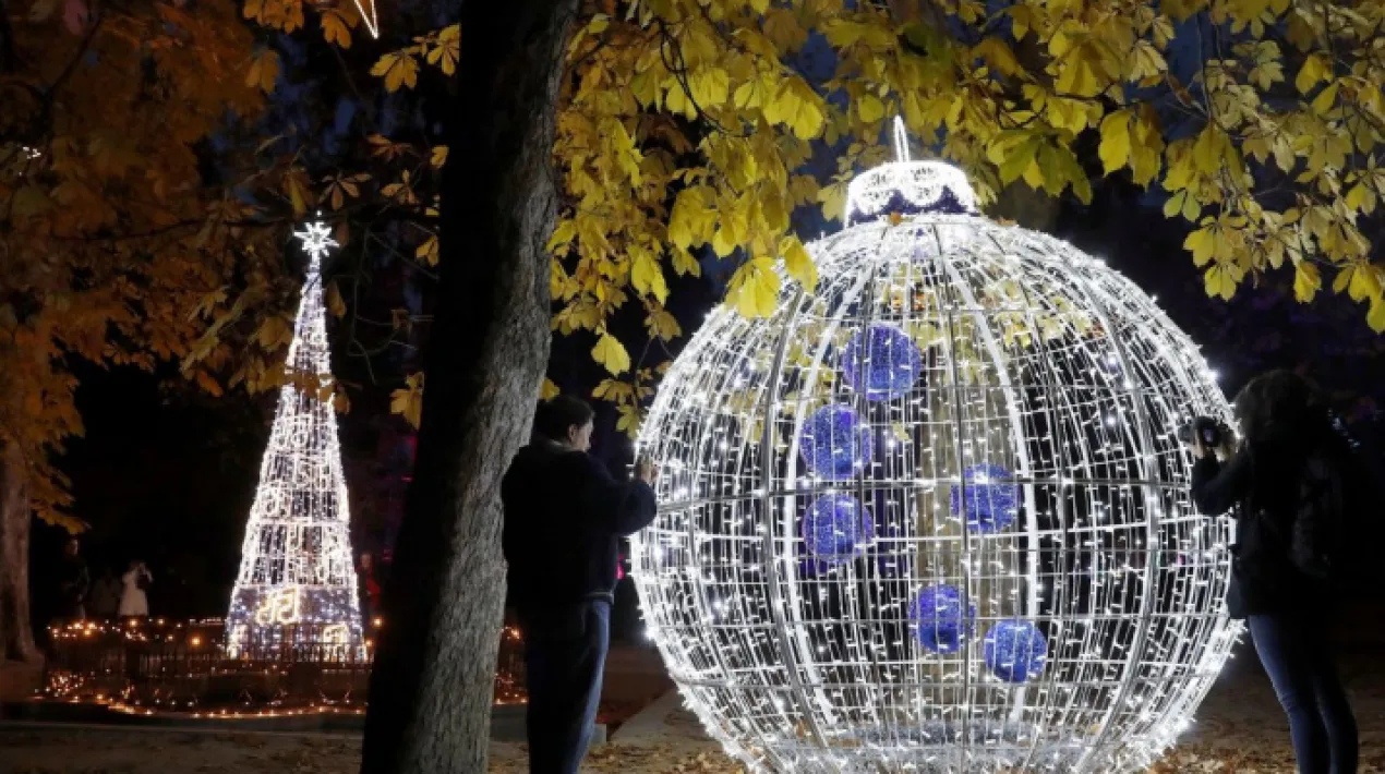 Caminada&nbsp;fotogr&agrave;fica&nbsp;nadalenca centrada en&nbsp;veure i fotografiar&nbsp;les llums nadalenques dels carrers del Prat. La caminada&nbsp;finalitzar&agrave; al Pessebre, on tindrem el plaer de con&egrave;ixer algunes persones que han participat en la seva realitzaci&oacute;. Recomanacions: Porta c&agrave;mera de fotografies o m&ograve;bil. &nbsp; Activitat adre&ccedil;ada a persones majors de 60 anys.&nbsp; Cal inscripci&oacute; pr&egrave;via contactant amb el&nbsp;Centre C&iacute;vic Jardins de la Pau. &nbsp;Veure m&eacute;s