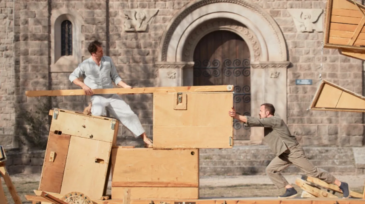 Maña Cia. Manolo Alcántara MAÑA és un espectacle directe, transparent, que des de bon principi revela les seves intencions i objectius; la construcció d’un arc gegant amb caixes molt pesades utilitzant la menor força possible, ajudat per una tecnologia precària i antiga, però plena de vigència i tecnologia atemporal: emfatitzant molt el camí. MAÑA està a mig camí entre instal·lació i espectacle. És el desenvolupament del muntatge d’un arc gegant. Precisament, un tret identificatiu dels treballs de Manolo Alcántara és el seu diàleg amb els objectes. Un espectacle que obre una nova etapa en el treball d'aquest creador tan especial, Premi Nacional de Circ 2021: després de 25 anys de professió encara un nou moment vital i creatiu on presenta noves maneres de relacionar-se amb el pas del temps, les capacitats físiques i l'energia necessària per continuar plenamente en actiu. Veure més