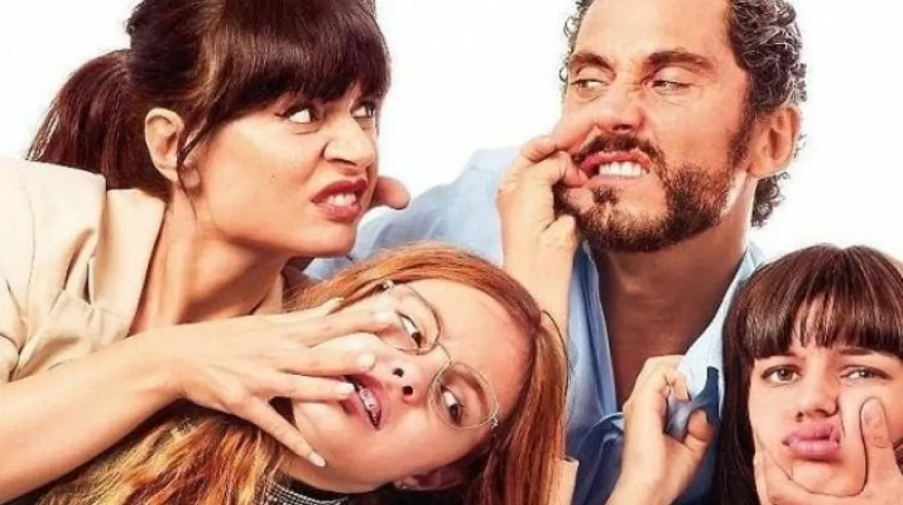 T&iacute;tol original: Mam&aacute; o Pap&aacute; Direcci&oacute;: Dani de la Orden Gui&oacute;: Eric Navarro Int&egrave;rprets: Miren Ibarguren, Paco Le&oacute;n, Laura Quir&oacute;s, Sofia Oria, Iv&aacute;n Renedo, Eva Ugarte, Miquel Fern&aacute;ndez, Berto Romero, Pedro Casablanc, Ester Exp&oacute;sito, Juli&aacute;n Villagr&aacute;n, Mari Paz Sayago, Mamen Garc&iacute;a. &nbsp; Flora i V&iacute;ctor s&oacute;n els progenitors que tot infant voldria tenir: moderns, divertits i afectuosos. Per&ograve;, tot canvia el dia que decideixen divorciar-se i arriba l&rsquo;oportunitat laboral amb la que tots dos havien somiat tota la vida. Nom&eacute;s hi ha un problema: la cust&ograve;dia. Cap dels dos est&agrave; disposat a cedir. Per ordre de la jutgessa, els fills hauran de decidir amb qui es queden, amb mam&agrave; o amb pap&agrave;.Veure m&eacute;s