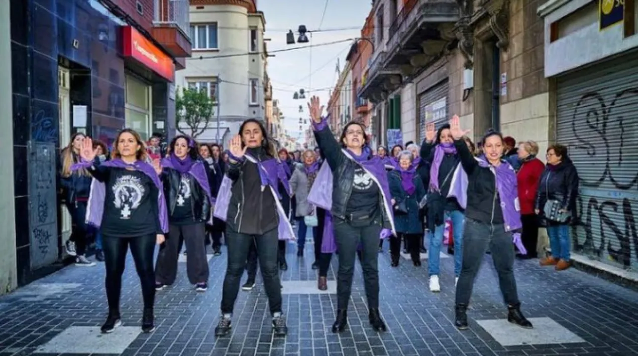 Marxa reivindicativa organitzada pel col.lectiu V&iacute;dues08820, amb el suport del &nbsp;Consell de Dones del Prat, per&nbsp;commemorar el Dia Internacional de les Dones. El dia 7 de mar&ccedil; que es realitzar&agrave; l'acte local, es proposa fer una marxa sortint a les 17:45 h des de l'avinguda Montserrat amb el carrer Frederic Soler fins a la pla&ccedil;a Catalunya, on es realitzar&agrave; la proposta&nbsp; performativa amb la coreografia&nbsp; (convocat&ograve;ria&nbsp; assajos: 25 de&nbsp;febrer i 4 de mar&ccedil; a les 18:30h a Cases d'en Puig) Aquell dia s'anir&agrave;n cantant i ballant les can&ccedil;ons reivindicatives del 8M (veure documents adjunts amb la lletra de les can&ccedil;ons) Per m&eacute;s informaci&oacute;:&nbsp;vidues08820@gmail.comVeure m&eacute;s