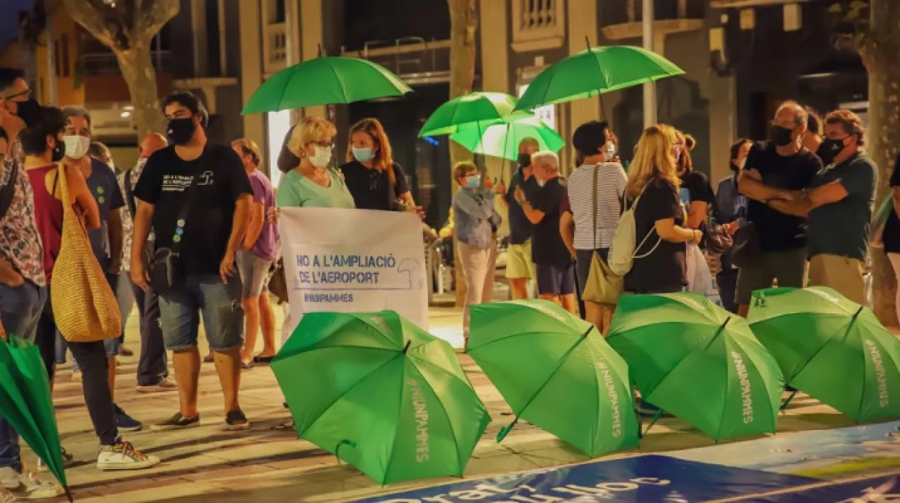  “A partir de la setmana vinent començarem tots els contactes tant amb Aena, perquè compleixi amb les compensacions ambientals que té pendents de l’anterior ampliació, com amb la conselleria d’Acció Ambiental, perquè impulsi el pla especial de protecció del Delta”. Així ho ha anunciat l’alcalde del Prat, Lluís Mijoler, aquest vespre des de la plaça de la Vila de la ciutat. El batlle s’ha sumat a una concentració ciutadana convocada pel col·lectiu de veïns i veïnes del Prat la Gent del Fang en aquell indret aquest mateix dimarts al migdia, tan bon punt s’ha confirmat que el DORA aprovat pel consell de ministres no incloïa l’ampliació de la tercera pista propugnada per Aena, que implicaria necessàriament la destrucció d’espais protegits a la Xarxa Natura 2000. A la concentració, que ha tingut lloc a les vuit de la tarda, ha assistit una quarantena de persones. L’alcalde Mijoler ha destacat que ha rebut la notícia de la no ampliació de la tercera pista “amb satisfacció”, d’una banda, “perquè s’imposa el sentit comú, i el que portem dient des de fa dos mesos, que és que Europa no hagués permès mai que hi hagués una ampliació amb destrucció d’espais naturals”. Al mateix temps, però, el batlle ha ressaltat que “no podem estar contents”, perquè l’ampliació no s’ha descartat definitivament i perquè no s’ha presentat cap proposta d’inversions alternativa a la propugnada per Aena que “aposti pel tren i no per l’avió”. “Cal fer una reflexió sobre quin model aeroportuari volem en base a quin model de creixement i quin model de turisme volem”, ha declarat l’alcalde Mijoler, que ha recordat que “avui mateix hem conegut dades de la contaminació que suposen els aeroports d’Europa, i que l’aeroport del Prat contamina com gairebé dos milions de cotxes en un any”. El batlle feia referència així a l’eina https://airporttracker.org/, elaborada per l’International Council on Clean Transportation (ICCT),Transport and Environment (T&E) i l’overseas Development Institute. Reclama a la Generalitat que presenti el Pla Especial de Protecció del Delta Així mateix, l’alcalde Mijoler també ha destacat que “hem de continuar amb la defensa del Delta, amb la defensa dels Espais Naturals”, i ha afegit que “seguirem reclamant que facin els deures tant Aena, que té pendents les compensacions de l’anterior ampliació, com la Generalitat, que té pendent el pla especial de protecció”. “La Comissió Europea ens ha advertit que hem de protegir molt més el Delta del Llobregat, i la Generalitat té pendent des de fa un parell de desenes d’any un pla especial de protecció, que espero que la consellera Jordà ens pugui presentar en breu”, ha confiat l’alcalde Mijoler.Veure més