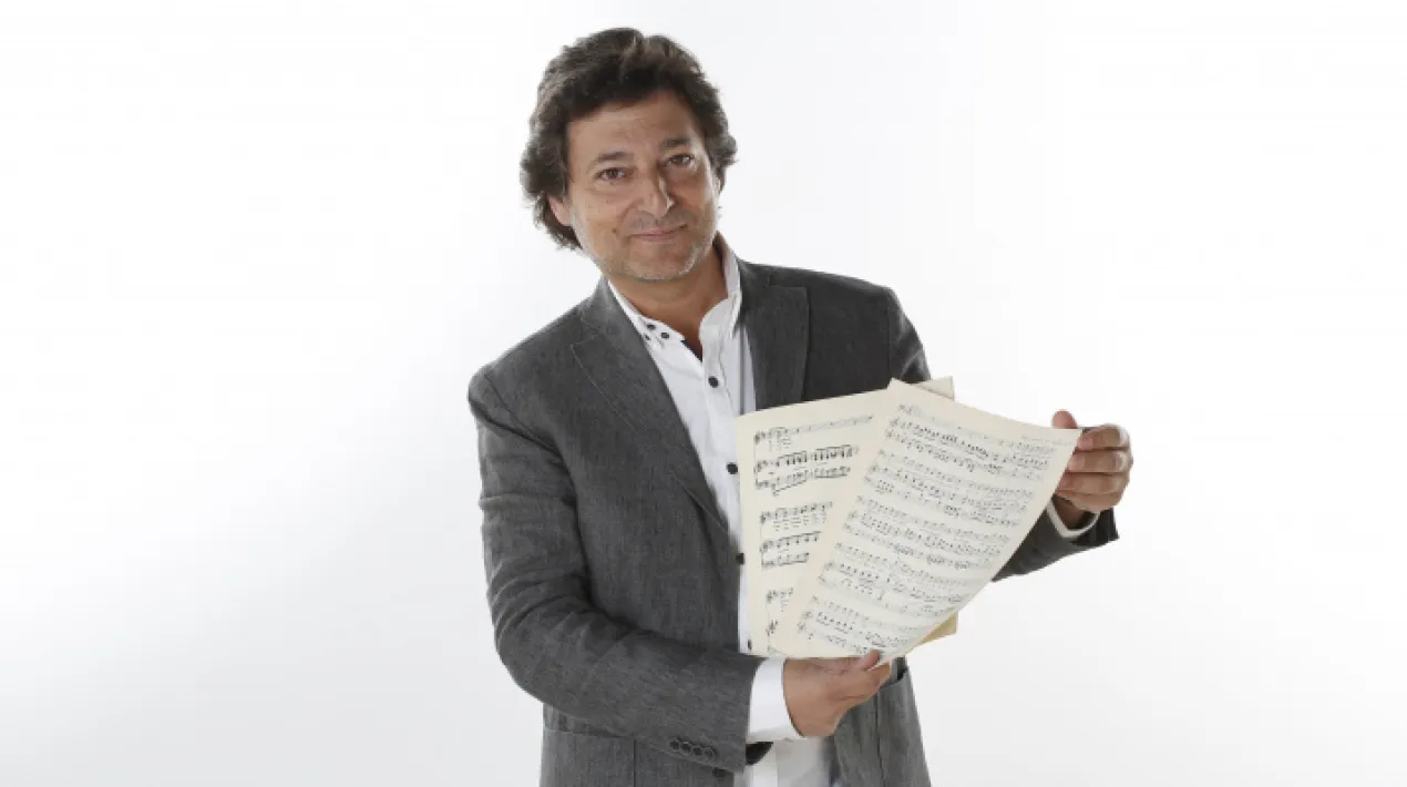 Una an&agrave;lisi dels moments m&eacute;s destacats de l'&ograve;pera &ldquo;Carmen&rdquo;, de George Bizet, una de les m&eacute;s famoses i aclamades de la hist&ograve;ria del g&egrave;nere, que far&agrave; una ullada tamb&eacute; a la persona i al mite que hi ha al darrera d'aquest gran personatge que descriu, tant a l'&ograve;pera com l'anterior novel&middot;la&nbsp;de Prosper M&eacute;rim&eacute;e. Suposadament basada en fets reals, l'&ograve;pera i el llibre presenten el drama de la gitana Carmen i del caporal de l'ex&egrave;rcit Don Jos&eacute;, fent &egrave;mfasi en el gran atractiu f&iacute;sic de la gitana i presentant-la com una dona alliberada dels condicionants morals de la societat en qu&egrave; viu, per&ograve; una mirada una mica m&eacute;s detallada fa pertinent la seg&uuml;ent pregunta: Qu&egrave; va ser Carmen, una dona alliberada o una supervivent ?&nbsp;I encara una altra de musical: Per qu&egrave; els fragments m&eacute;s famosos de l'&ograve;pera &ldquo;Carmen&rdquo; s&oacute;n els que tenen el sol i l'alegria a dins, si el que ens est&agrave; explicant &eacute;s un veritable drama? &nbsp; Marcel Gorgori. &Eacute;s periodista de r&agrave;dio i de televisi&oacute;, i creador de formats en aquests dos mitjans i de concerts oper&iacute;stics dalt dels escenaris. Especialitzat en divulgaci&oacute;, ha creat i presentat diversos programes de refer&egrave;ncia en l&rsquo;&agrave;mbit de la m&uacute;sica, i m&eacute;s concretament de l&rsquo;&ograve;pera, com ara &ldquo;Nit d&rsquo;arts&rdquo; o &ldquo;Va d&rsquo;&ograve;pera&rdquo;, a Televisi&oacute; de Catalunya, o &ldquo;Hist&ograve;ries de l&rsquo;&ograve;pera&rdquo; a Catalunya M&uacute;sica. A la televisi&oacute;, ha creat i presentat tamb&eacute; el programa &ldquo;En clau de vi&rdquo;, des d&rsquo;on va apropar la cultura del vi al conjunt de la societat, amb la col&middot;laboraci&oacute; del sommelier Josep Roca, d&rsquo;El Celler de can Roca. Actualment impulsa la iniciativa Simfonova, a trav&eacute;s de la qual crea i presenta des de l&rsquo;escenari concerts oper&iacute;stics de gran format pels principals teatres i auditoris del pa&iacute;s, caracteritzats per la mateixa vocaci&oacute; divulgativa que ha guiat els seus programes de r&agrave;dio i de televisi&oacute;. Activitat emmarcada en el cicle&nbsp;Viu l'&ograve;pera! Activitat gratu&iuml;ta amb aforament limitat. No &eacute;s necess&agrave;ria inscripci&oacute; pr&egrave;via.Veure m&eacute;s