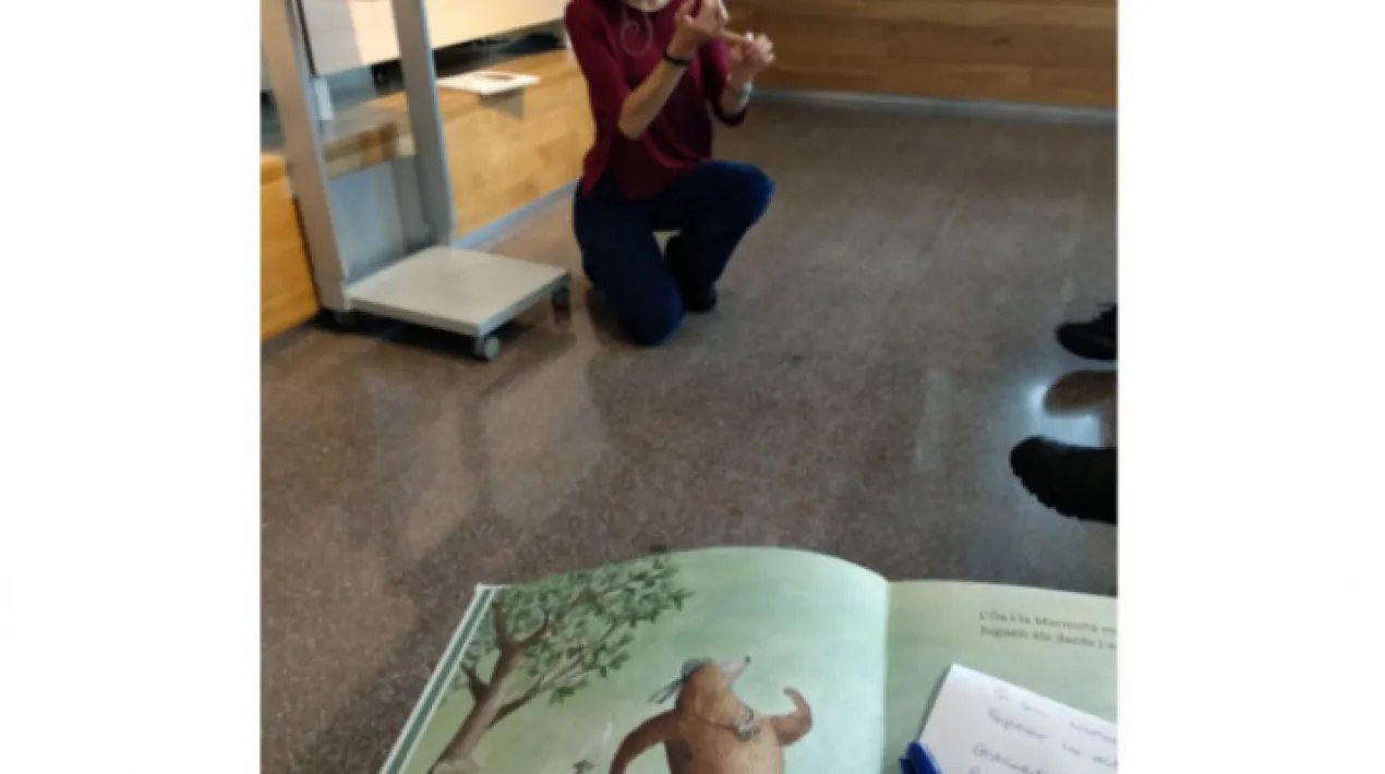 Us proposem un taller d’oralitat per adquirir recursos que ens permetin guanyar confiança i expressivitat durant la lectura de contes als infants. A través de l’oïda, la mirada, la gestualitat, la respiració i l’articulació dels sons podrem experimentar el plaer de fer viatjar els nens a través dels contes. Descobrirem els elements expressius de la parla, el valor de la puntuació i les pauses, el moviment de la veu des del cos, les actituds i timbres dels personatges, per poder gaudir dels contes transmetent als oients l’imaginari de les històries narrades. Marta Montiel. Actriu i professora de veu i expressió oral a l’Institut del Teatre de Barcelona, Escuela Doblaje Barcelona i al CFGS del Centre de Formació Teatral El Galliner. Places limitades. Inscripcions al correu: delcampobn@diba.catVeure més