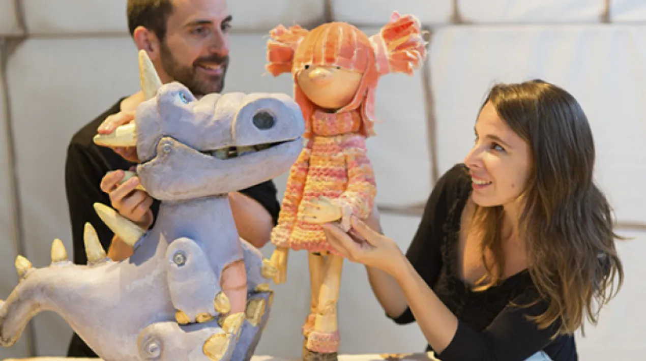 Recomanat per a fam&iacute;lies amb nadons d'1 a 3 anys. Espectacle de titelles, a c&agrave;rrec de la companyia Teatre Nu. Una hist&ograve;ria senzilla, emotiva, clara i po&egrave;tica. Un relat que se centra en una relaci&oacute; d&rsquo;amistat, en un univers de complicitat i confian&ccedil;a entre una nena i el seu inseparable dinosaure.&nbsp; La Martina &eacute;s una nena petita, valenta i p&egrave;l roja. En Maure &eacute;s un dinosaure blau, gros i de banyes blanques. S&oacute;n amics inseparables. Comparteixen jocs, somnis i aventures. Qu&egrave; faria la Martina sense en Maure? I en Maure sense la Martina? Esperem que no s&rsquo;hagin de separar mai. Per&ograve;&hellip; i si un dia ho haguessin de fer? Gaudiu dels jocs i les aventures de la Martina i el seu gran amic: En Maure el dinosaure. Aquest espectacle posa en un mateix pla el m&oacute;n real i el m&oacute;n fant&agrave;stic dels infants, per explicar una hist&ograve;ria on el m&eacute;s important &eacute;s la necessitat de sentir l&rsquo;ajuda i l&rsquo;amistat de l&rsquo;altre ben a prop.&nbsp;Veure m&eacute;s