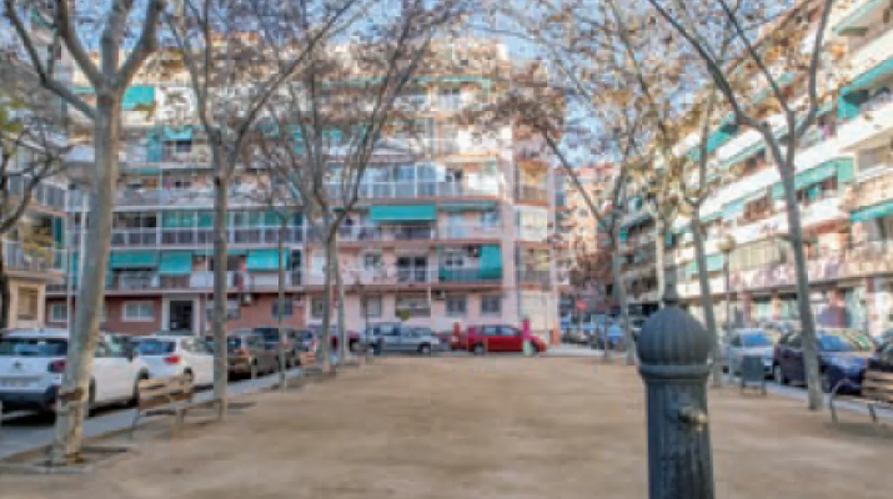  Aquest dilluns, l’Ajuntament ha presentat al veïnat el projecte d’obres de la plaça de l’Estany de Sant Maurici. La reurbanització de l’espai convertirà la plaça en un espai tranquil i natural, amb un tractament unitari, amb plataforma única, i oberta als carrers del voltant. Amb això, es pacificarà tota la superfície (en línia a la resta d'actuacions que s'estan duent a terme a la ciutat per posar les persones al centre de la via pública),es millorarà l’accessibilitat de tot l’entorn i es proveirà de nou mobiliari i jocs infantils sense fragmentar l’espai.  Aquestes obres són resultat d’un procés participatiu en el que el veïnat va poder aportar idees, omplir enquestes amb la preferència d’usos de l’espai i participar en tallers oberts.Veure més