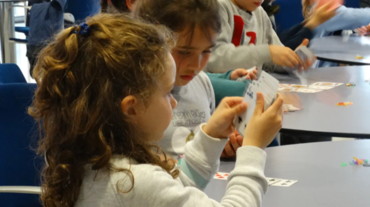 Espai quinzenal de descoberta i pràctica de circ adreçat a famílies amb infants de 6 a 10 anys. A cada sessió, professionals de les diferents disciplines circenses ens acompanyaran per apropar-nos a les diverses tècniques i facilitar la seva pràctica. Fabricarem i aprendrem jocs de màgia, amb el Mag Ferbuch  que ens deixant bocabadats. Una tarda plena de trucs i propostes per gaudir en família de les excel·lències de la Màgia.  Veure més