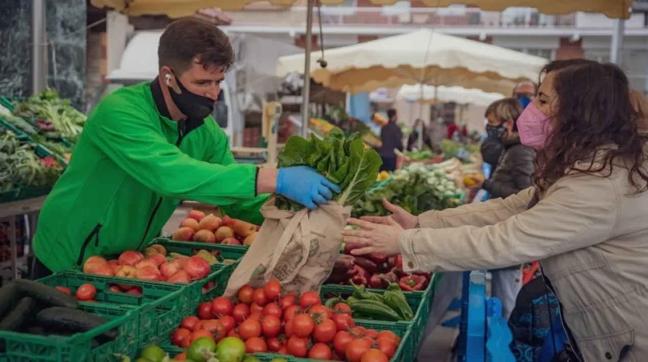  Aquest dissabte no se celebrarà el Mercat de Pagès del Prat (pl. Pau Casals) perquè serà un dia festiu (Onze de Setembre, Diada Nacional de Catalunya). El mercat de productes frescs del Parc Agrari del Baix Llobregat reprendrà la seva activitat habitual el següent dissabte, 18 de setembre.Veure més