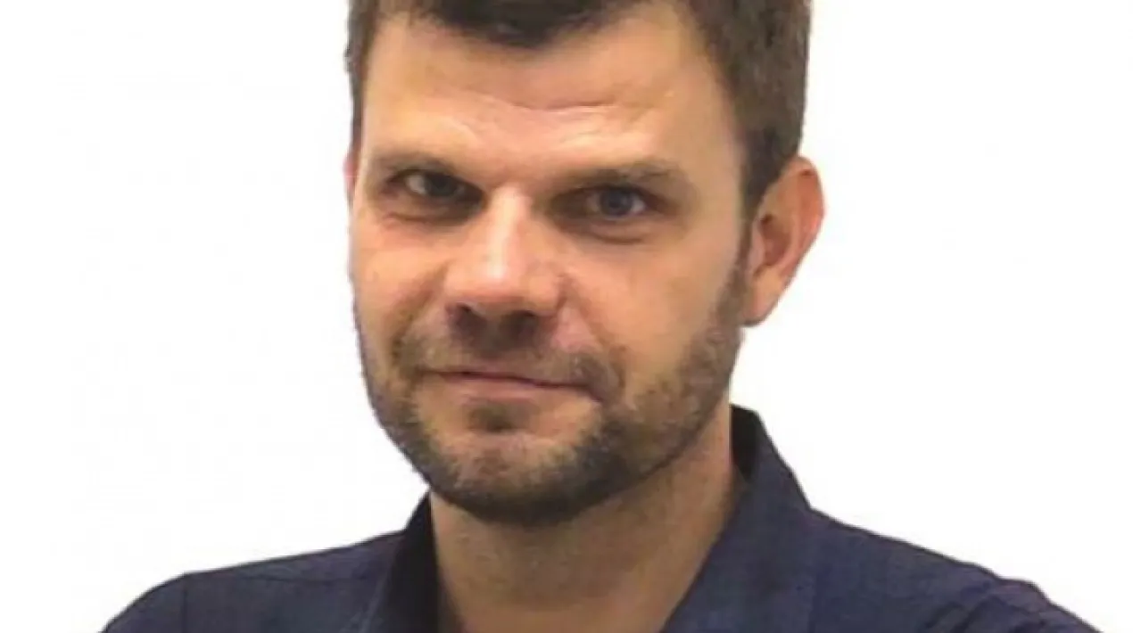 Diàlegs cicle de pensament contemporani L’últim treball de Miquel Seguró, Vulnerabilidad, és una pregunta oberta sobre tot allò que ens fa humans. Per una banda,  explora la realitat existencial de la vulnerabilitat (el pathos),i, per l’altra, ens invita a integrar-la com a compromís ètic i polític de la vida (l’ethos). Miquel Seguró (Barcelona, 1979) és autor de llibres com Sendas de finitud i La vida también se piensa (Herder, 2015 i 2018). Investigador de la Càtedra Ethos de la Universitat Ramon Llull, és professor de Filosofia de la Universitat Oberta de Catalunya, i col·labora habitualment amb diversos mitjans de comunicació com Cadena Ser o La Vanguardia. El seu últim treball és Vulnerabilidad (Herder, 2021). Tota la informació del cicle a elprat.cat\dialegs. Més referències Twitter @miquel_seguro    Instagram @miquel_sgr    Web www.miquelseguro.comVeure més