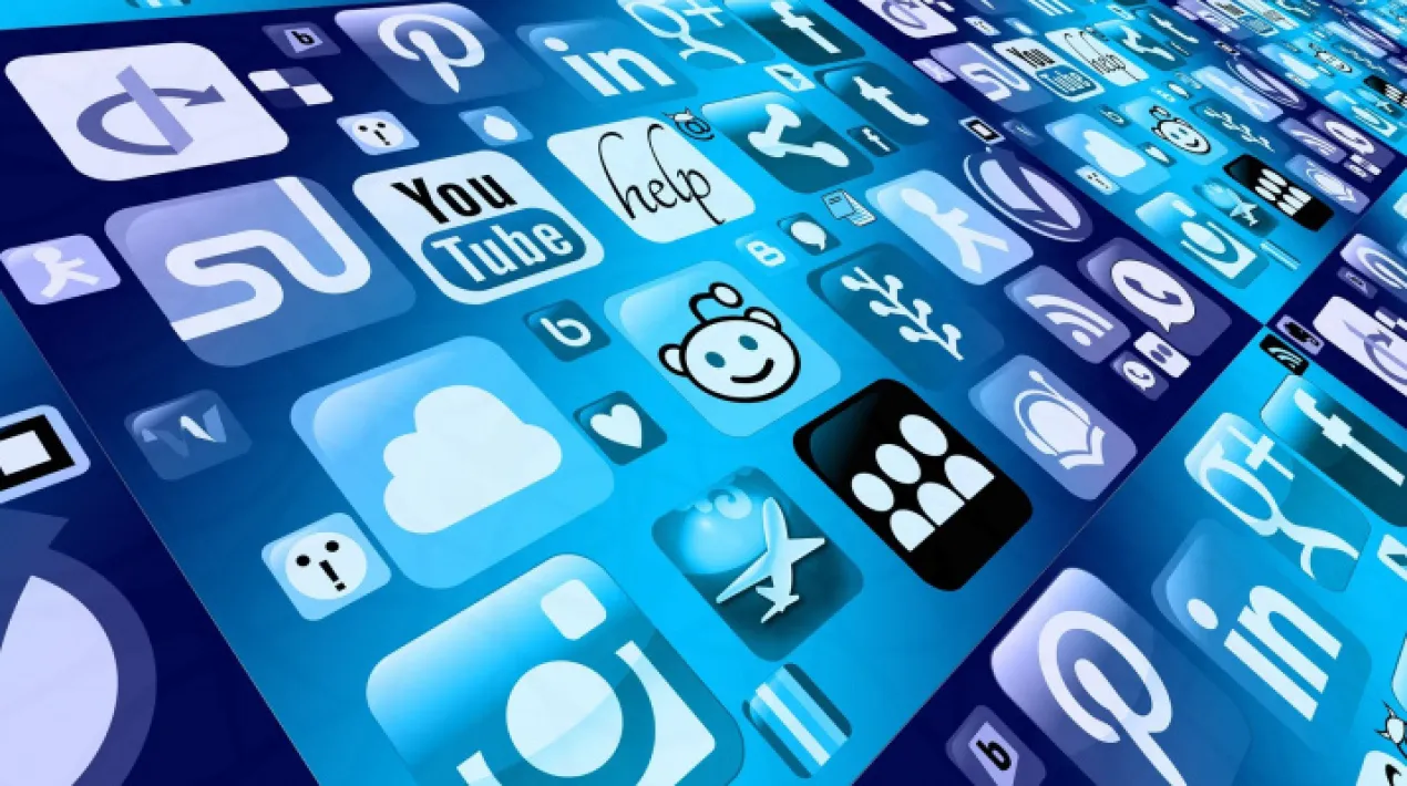 Internet ha canviat la manera de relacionar-nos, comprar, crear, etc. Pel fet d'actuar darrere una pantalla no vol dir que no estem sotmesos a unes normes i uns drets fonamentals. En aquesta xerrada parlarem de quins drets i deures tenim quan participem en la xarxa, quin tracte han de tenir les nostres dades, els drets que tenim com a consumidors i finalment parlarem sobre els drets d'autor. A càrrec de David Cucalon. David Cucalon és enginyer tècnic industrial en electrònica amb formació de postgrau. Abans de dedicar-se a la docència va col·laborar en diverses empreses del sector. Com a docent, imparteix cursos d'alfabetització digital, informàtica, internet, ús de dispositius mòbils, etc.    Pots consultar totes les propostes de l'Espai de formació aquí.   Activitat gratuïta amb inscripció prèvia només en línia, a online.elprat.cat No saps com fer la inscripció prèvia en línia? Nosaltres t’ajudem! Posa’t en contacte amb nosaltres i et donarem cita prèvia. · per correu electrònic a centric@elprat.cat · trucant al 934 792 968Veure més