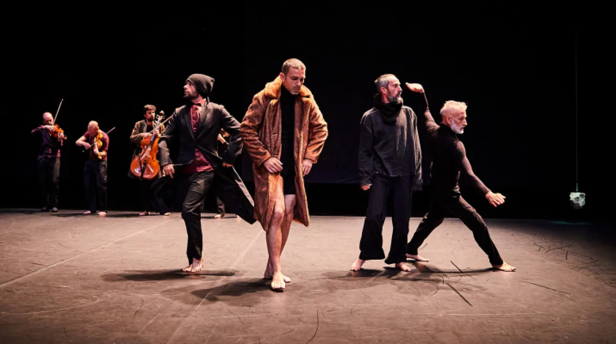 Highlands Mal Pelo HIGHLANDS  és la nova creació de Mal Pelo, un espectacle on la música ens obre la porta del temps, una membrana on vibra l’imaginari de l’espiritualitat. L’espectacle parla de la passió i de l’anhel de trobar aquest lloc inhòspit, salvatge i inabastable que és Highlands. De les nostres preguntes, les dels petits humans. Un espectacle on la dansa i la música en directe ens envolta i ens projecte cap a una poética vertical, entre la llum i la obscuritat. A Highlands, com a última peça del Bach Project, hem volgut posar en diàleg la música de Bach amb altres compositors com Ärvo Part, Haendel, Kurtag o Purcell i amb el textos adaptats per a l’escena de Nick Cave, John Berger i Erri de Luca; en alguns casos traduïts a català i en altres amb el seu text original. Aquest espectacle forma part del festival Dansa Metropolitana que se celebra del 10 al 27 de març a 12 municipis de l'Àrea Metropolitana. Pots consultar tota la programació del festival a: www.dansametropolitana.catVeure més