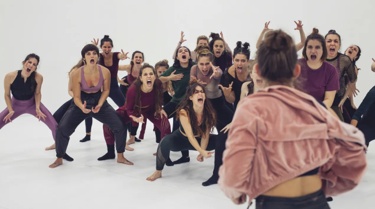 Festa d'estiu 2022 Un taller amb Mucha Muchacha El taller-festa de Mucha Muchacha obre el procés de creació de la companyia a un grup de dones, amb més o menys vinculació al moviment. Sota el títol de Festa d'Estiu 2022 buscaran generar de nou un ambient enèrgic i de celebració col·lectiva on compartir materials i convidar a ballar la seva versió d’haka neozelandesa. Aquest és el pla que ens proposen: Muchas Muchachas juntes, un espai de trobada i sororitat ple de possibilitats, molt de ball, molts riures, molta festa. Amb la direcció de Mucha Muchacha i impartit per Ana Botía, Marta Mármol, Belén Martí Lluch i Marina de Remedios. Aquest taller té lloc com a activitat complementária a la presentació de l'espectacle Volumen 1 de Mucha Muchacha en el cicle Teatre a l'ombra 2022 el mateix dia 17 de juliol al Pati de L'Artesà.  Veure més