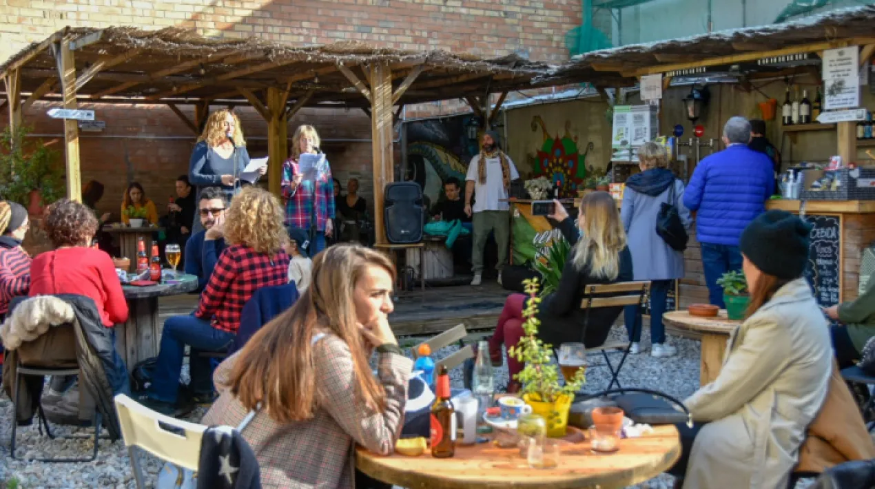 Tarda al pati de Mucha Masia amb micro obert, amenitzada amb les lectura d'alguns dels textos de VaneMaravillas en veu de les MujeresMaravillas. Esteu convidades i convidats a participar a la Jam, qui vulgui exposar les seves pr&ograve;pies creacions liter&agrave;ries o llegir algun fragment de text (tant de narrativa com de poesia) preferiblement d&rsquo;alguna autora Organitza: VaneMaravillas i MuchaMasiaVeure m&eacute;s