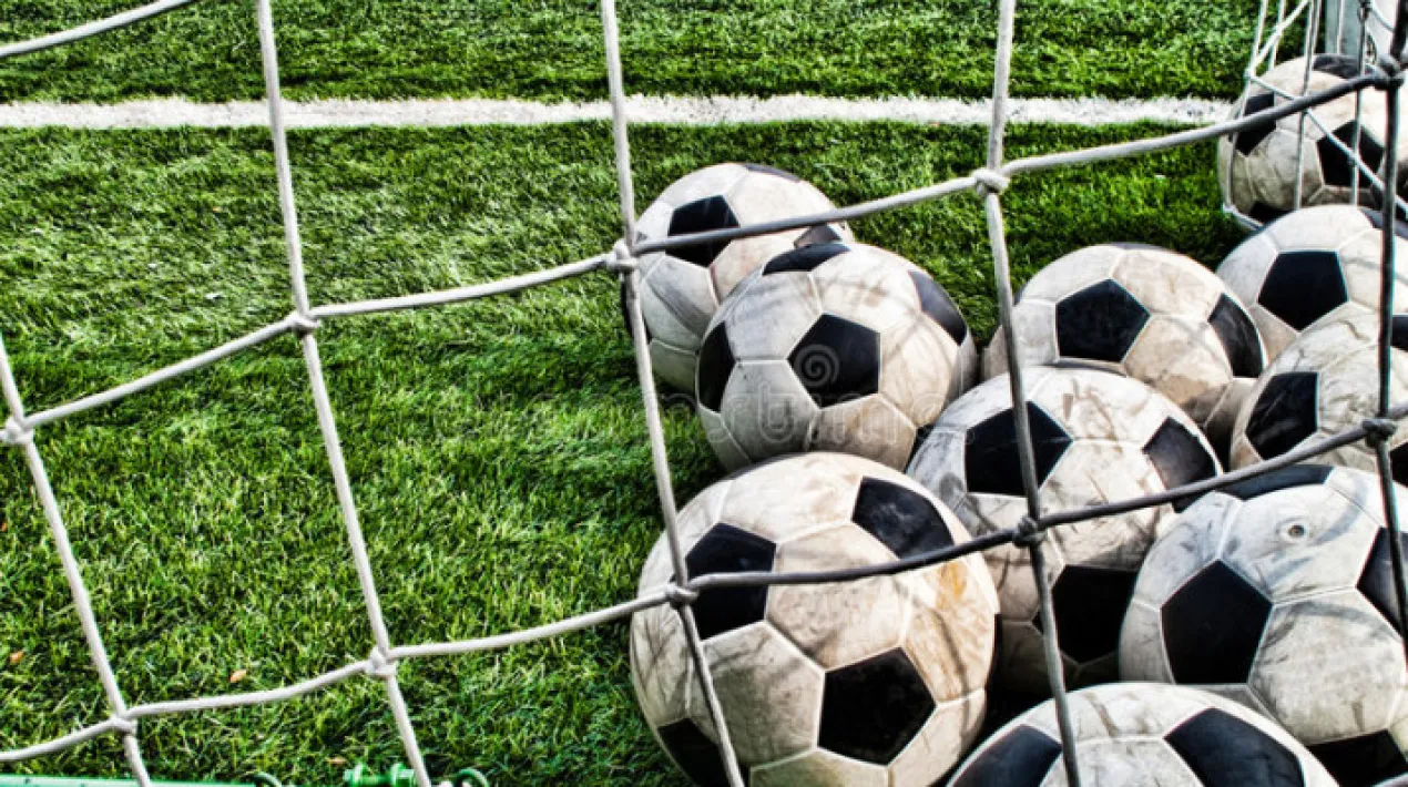 Organització de partits de diferents esports (futbol, rugbi) entre els joves assistents.Veure més