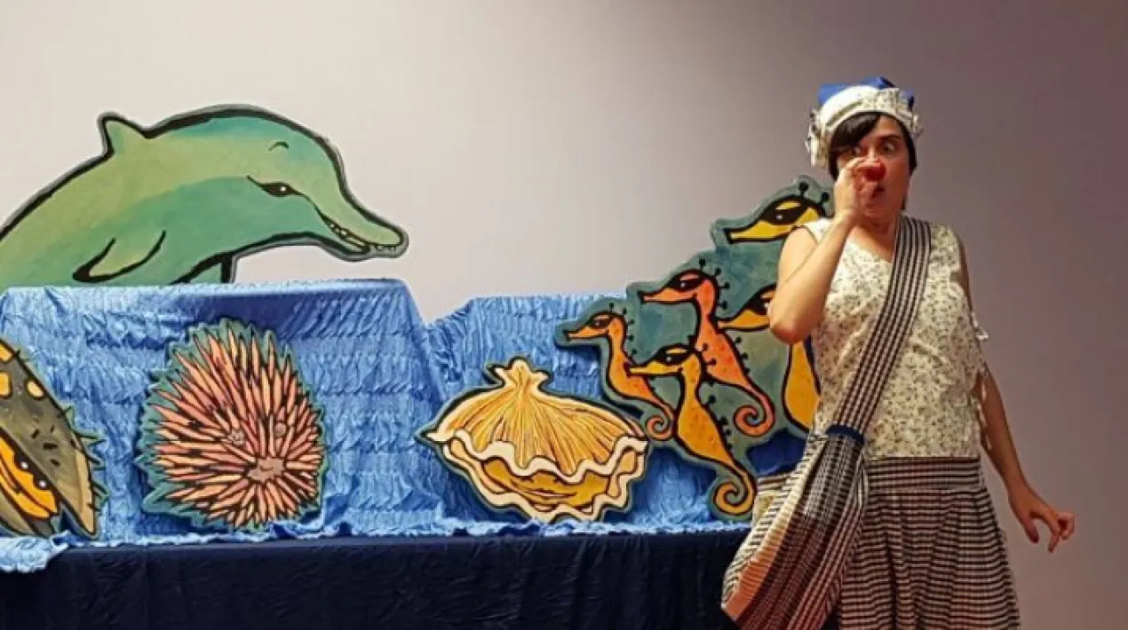 Aquest &eacute;s un conte divertit i entranyable, on la seva protagonista, la pallassa Priska, despistada de mena, sempre oblida el seu nas m&agrave;gic per tot arreu. Sort en te dels seus amics, els habitants de la mar Mediterr&agrave;nia, que sempre li donen un cop de m&agrave; per poder-lo trobar. Realitzaci&oacute; d&rsquo;un taller de maquillatge relacionat amb el conte. Espectacle per a p&uacute;blic familiar a partir de&nbsp;3 anys.Veure m&eacute;s