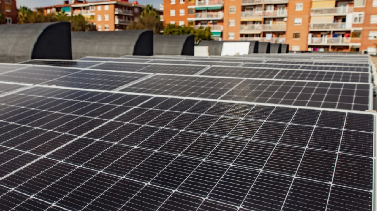  La majoria de pratencs i pratenques, concretament un 64,6% de la població, considera que el subministrament d’electricitat hauria de dependre d’una empresa pública. És un percentatge molt similar al que avala el model ja existent de gestió pública de l’aigua (65,1%),que en el cas del Prat depèn d’una empresa municipal (Aigües del Prat),amb una trajectòria de més de tres dècades a la ciutat. Són algunes de les principals dades de la segona onada del baròmetre municipal de l’Ajuntament del Prat, que s’ha fet públic avui i que és el resultat d’enquestes telefòniques a 800 persones empadronades al Prat majors de 16 anys, escollides per mostreig aleatori estratificat. El 90% considera molt o bastant important que els subministraments energètics siguin sostenibles i més del 80%, que siguin de proximitat Respecte als subministraments energètics, el baròmetre també indica que el 89,9% de les persones enquestades considera molt o bastant important que siguin sostenibles i el 83,2%, que siguin de proximitat. Són els factors a què es concedeix més importància a l’hora de proveir-se d’energia, juntament amb el preu (91,2%),que és l’element més valorat, o el fet d’accedir a una empresa de confiança (88,7%). També s’ha preguntat a les persones enquestades com valoren el servei púbic d’aigua de l’empresa municipal Aigües del Prat, que es va crear el 1988. El 90,6% de la població en fa una valoració positiva (el 45,3% considera el servei correcte, el 29,9% bo i el 15,4% molt bo). A més, el preu del servei d’aigua, gestionat per l’empresa municipal, és el millor valorat, comparativament amb la resta de subministrament energètics, dependents d’operadors privats. Un 48,5% de les persones enquestades considera el preu de l’agua al Prat correcte, barat o molt barat (48,5%). Aquest percentatge contrasta amb el 5,8% del subministrament elèctric, l’11,7% del gas natural o el 16,8% dels serveis bancaris. Més elevada és la proporció de persones que considera correcte, barat o molt barat el preu del servei de telefonia (41,1%) o d’Internet  (36,5%). El baròmetre municipal es va començar a fer de forma semestral en el marc de l’estratègia de reconstrucció Ara més que mai, el Prat i, a banda d’una part fixa, incorpora en cada onada preguntes sobre un tema en concret. En aquesta segona onada del baròmetre, corresponent al primer semestre del 2022, s’han incorporat aquestes preguntes sobre subministraments bàsics. Cal tenir en compte que l’Ajuntament de Prat està ultimant el procés per conformar una empresa publicocomunitària d’energia i volia conèixer en detall l’opinió de la ciutadania sobre aquest tema. En la primera onada de 2021, el tema escollit va ser l’impacte de la crisi de la covid, en un moment més àlgid de la pandèmia. L’Ajuntament, l’administració més ben valorada amb més d’un 7 Al marge d’aquesta part variable, totes les onada del baròmetre tenen indicadors comuns, per valorar com evolucionen diferents qüestions vinculades a la gestió i política municipals i els posicionaments, identitat i hàbits informatius de la ciutadania. Un d’aquests indicadors mostra com es valoren les diferents administracions públiques. Com en la primera onada, l’Ajuntament consolida la seva tendència com a administració més ben valorada (amb un 7,11 versus el 6,85 de 2021),seguida de la Generalitat (amb un 5,55, front al 5,23 de la primera onada) i l’Estat (4,69, front al 4,45 de 2021).  El 56,9% considera que la gestió municipal es manté igual que abans de les darreres eleccions municipals, el 18,6% que ha millorat i el 19,6% que ha empitjorat. La neteja i l’oferta esportiva, educativa i cultural, el més valorat La neteja de carrers i la recollida d’escombraries (7,3) i el manteniment de carrers, parcs jardins i platges (7,2) es troben entre els serveis municipals més ben valorats, amb una nota mitjana de 7,3 i 7,2 i un percentatge de persones enquestades que li atorguen un excel·lent del 28 i el 25%, respectivament. Només obté una nota mitjana superior l’oferta esportiva (7,4),que obté un 22,7% d’excel·lents, percentatge similar als que atorguen la màxima qualificació a l’oferta educativa i cultural (amb una nota mitjana de 7,2). Les activitats de lleure i oci i l’atenció a la gent gran també obtenen una nota de 7. Mobilitat i habitatge, principals reptes de futur Pel que fa a la resta de serveis, obtenen majoritàriament qualificacions que se situen entre el 6 i el 7, excepte l’acompanyament en habitatge (5,8) i els aparcaments i la mobilitat (5). És l’àmbit d’actuació que més persones enquestades consideren prioritari (13,6%),seguit de la seguretat ciutadana (13,1%) i el manteniment i neteja de carrers (12,3%). En el cas de la seguretat, la valoració actual del servei és d’un 6,1. Quan es pregunta a la ciutadania sobre què necessitarà el Prat en el futur a 10 anys vista, és l’habitatge l’àmbit d’actuació que se situa en primera posició (el 7,4% de les persones enquestades ho consideren prioritari). Es consoliden les tendències de vot de fa un any Preguntades per quin partit votarien ara si hi hagués eleccions municipals, un 20,9% de les persones enquestades escollirien en aquests moments el Prat En Comú (front al 16,8% el 2021),un 10,3% el PSC-CP (front al 10,5% de la 1a onada) , un 3,9% Podemos (3,3% el 2021),un 3% ERC (7,5% el 2021) i un 1,8% C’s (1,1% el 2021). Pel que fa a la resta de partits, actualment no representats al consistori però presents al Parlament de Catalunya, Vox obtindria un 1% (0,3% el 2021),el PP, un 0,9% (0,4% el 2021),Junts per Catalunya un 0,4% (1,5% el 2021) i la CUP, un 0,1% (1,1% el 2021). Cal tenir en compte que un 40,1% de les persones enquestades ha contestat que no sap què votarà o ha preferit no pronunciar-se al respecte. Identitats i posicionaments polítics de la ciutadania Pel que fa als valors amb què s’identifica la ciutadania, aquell que concentra un major percentatge de respostes (69,9%) és la protecció dels animals i la natura, seguit de la igualtat i els drets del col·lectiu LGTBI (66,7%),la legalització de l’eutanàsia (45,9%) i la promoció de la cultura de la pau (42%). També cal destacar que el 17% dels pratencs i pratenques estan vinculats a alguna entitat o associació, principalment cultural (39,7%),veïnal (25,75),social (20,6%),esportiva (18,4%) o educativa (9,6%). Hàbits d’informació Pel que fa les vies per les quals s’informa la població del Prat sobre el municipi, es constata que la revista municipal és el canal preferent (56,4%). D’altra banda, un 52,6% s’informa per les xarxes socials, majoritàriament les de l’Ajuntament (49,8%) i especialment Facebook, que és consultada pel 30,4%. També opten per informar-se per Internet un 26,8% de les persones enquestades (un 16,9% pel web municipal). La tendència general, a l’hora d’informar-se de l’actualitat en general, és el creixent ús d’Internet (un 69,5% d’informa per aquesta via, percentatge que puja al 87,3% en el cas de les persones joves). En segon lloc, se situa la televisió (60,8% i un 79,6% en el cas dels majors de 60 anys) i, a continuació, la ràdio (24,5%) i la premsa (21,6%).Veure més