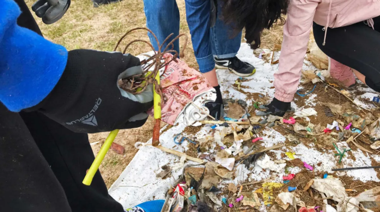 Jornades de neteja de platges del municipi de El Prat de Llobregat conduïdes per personal de la Fundació CRAM, i adreçades a la ciutadania del municipi. Quin tipus de residus trobem a la platja del vostre municipi? Quins impactes tenen sobre la vida marina? Què podem fer per reduir-los? La jornada comença amb una benvinguda i una breu xerrada per organitzar les tasques de neteja: com ho farem?, amb quin material?, per què ho fem? Després els participants es dividiran en petits grups i rebran el material necessari per desenvolupar l’activitat. Cada grup realitzarà la neteja d’una zona concreta de la platja. Quan s’hagi fet la recollida de residus, els participants faran una classificació i amb l’ajuda dels educadors/es del CRAM s’analitzarà l’impacte d’aquests residus sobre la fauna marina. A través d’aquestes jornades de neteja de la platja es pretén involucrar a la ciutadania en la lluita contra la contaminació a les nostres platges. Per acabar, podrem visitar les instal·lacions del CRAM i conèixer els animals que s'estan recuperant. Destinataris: Ciutadans i ciutadanes de El Prat de Llobregat (caldrà portar el DNI per acreditar que són del municipi) Cal fer reserva prèvia a: reserves@cram.org o al tel. 93 10 10 170 o a www.cram.orgVeure més