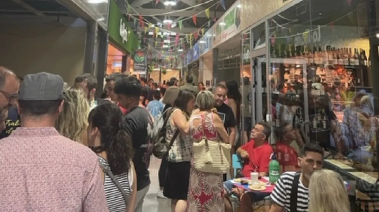  Durant l'esdeveniment de la Nit de Tapes,  es va poder tastar una gran oferta gastronòmica amb un munt de tapes elaborades amb els millors productes frescos i de qualitat propis de les diferents parades del Mercat municipal.  Acompanyades de bona música, les tapes i begudes es van poder consumir als diferents espais situats al mateix mercat, des de la sala gran de l'interior fins a la terrassa exterior, i equipats amb taules i cadires per passar una nit divertida i amb molt de sabor. Venedores i venedors del mercat van sorprendre una vegada més amb tapes tan bones i originals, que van exhaurir existències i ja es plantegen repetir una altra vegada l'esdeveniment aquesta tardor. Segueix l’Instagram @mercatdelprat per estar al dia de totes les novetats del mercat municipal. Recorda que també es poden comprar online els seus productes a través de https://mercatdelprat.com/.Veure més
