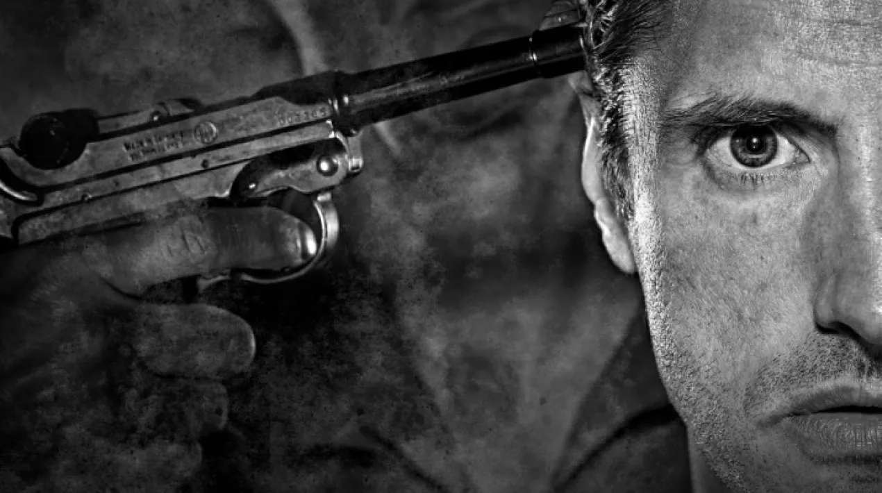 Una noche sin luna Juan Diego Botto sobre textos de Federico Garc&iacute;a Lorca Una noche sin luna &eacute;s una pe&ccedil;a commovedora i sorprenent que ens parla de Lorca des d'una sensibilitat del segle XXI, com si el mateix Federico estigu&eacute;s avui aqu&iacute; entre nosaltres. Una noche sin luna &eacute;s una obra en la qual ens acostem als aspectes menys coneguts de la vida i l'obra de Federico Garc&iacute;a Lorca. El viatge que planteja la funci&oacute; no &eacute;s un viatge arqueol&ograve;gic sin&oacute; una manera de con&egrave;ixer a trav&eacute;s de la seva obra la nostra pr&ograve;pia realitat. D'aquesta manera l'obra es converteix en una pe&ccedil;a viva, atrevida i din&agrave;mica en la qual la paraula de Lorca, la seva vida i el seu m&oacute;n, serveixen de mirall del nostre. L'obra recull entrevistes, xerrades i confer&egrave;ncies de Federico Garc&iacute;a Lorca aix&iacute; com fragments de les seves obres. A trav&eacute;s d'aquests i de la dramat&uacute;rgia de Juan Diego Botto &eacute;s el mateix Lorca qui, en primera persona, ens acosta al seu m&oacute;n. Amb molta ironia, emotivitat i sentit de l'humor l'autor va relatant el seu pas per la resid&egrave;ncia d'estudiants, les cr&iacute;tiques rebudes per Yerma, la seva experi&egrave;ncia en La Barraca, la seva relaci&oacute; amb la premsa, els seus amors, la tensi&oacute; dels seus &uacute;ltims anys, i amb tot aix&ograve; ens anem acostant a temes com el paper de la dona sota la seva mirada sempre po&egrave;tica i reivindicativa, la necessitat de la llibertat art&iacute;stica i d'expressi&oacute;, la lluita per la llibertat d'identitat sexual, o la import&agrave;ncia de la mem&ograve;ria i les arrels. T&eacute; sentit parlar de Lorca avui? Parlar de Lorca avui &eacute;s parlar de nosaltres mateixos. I aquesta obra pret&eacute;n fer-ho des de l'honestedat i el sentit d'espectacle.Veure m&eacute;s