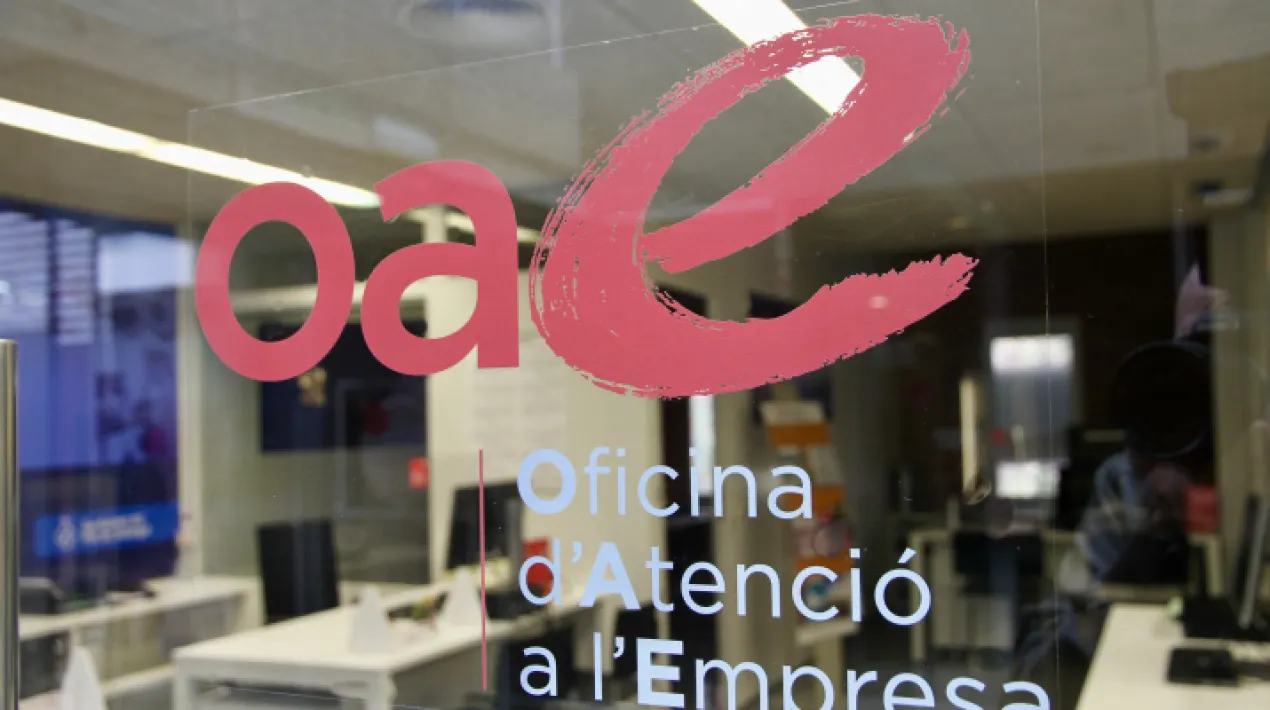  El punt PAE (Punt d'Atenció a les persones emprenedores) del Prat de Llobregat s'ha situat el primer trimestre de 2022 en vuitena posició en nombre d’altes a la Seguretat Social, en el rànquing dels 44 punts d’atenció a les persones emprenedores de la província de Barcelona. Des del Punt d’Atenció a persones emprenedores (PAE) de l’Àrea de Desenvolupament Econòmic de l’Ajuntament del Prat de Llobregat, es pot tramitar la constitució de les empreses amb la forma jurídica d’empresari individual, societat civil privada i societat limitada (SL). El servei és totalment gratuït per a les persones emprenedores, tot i que, en el cas de constituir una SL, hauran de tenir en compte les despeses que es generin en concepte d’aranzels o taxes (honoraris de Notaria i Registre Mercantil). Si voleu constituir una empresa, podeu demanar cita prèvia trucant al telèfon del Centre de Promoció Econòmica (93 478 68 78),contactar-hi per correu electrònic (puntpae@elprat.cat) o demanar cita prèvia a l’Oficina d’Atenció a l’Empresa: https://citaprevia.gestorn.com/elprat  Veure més